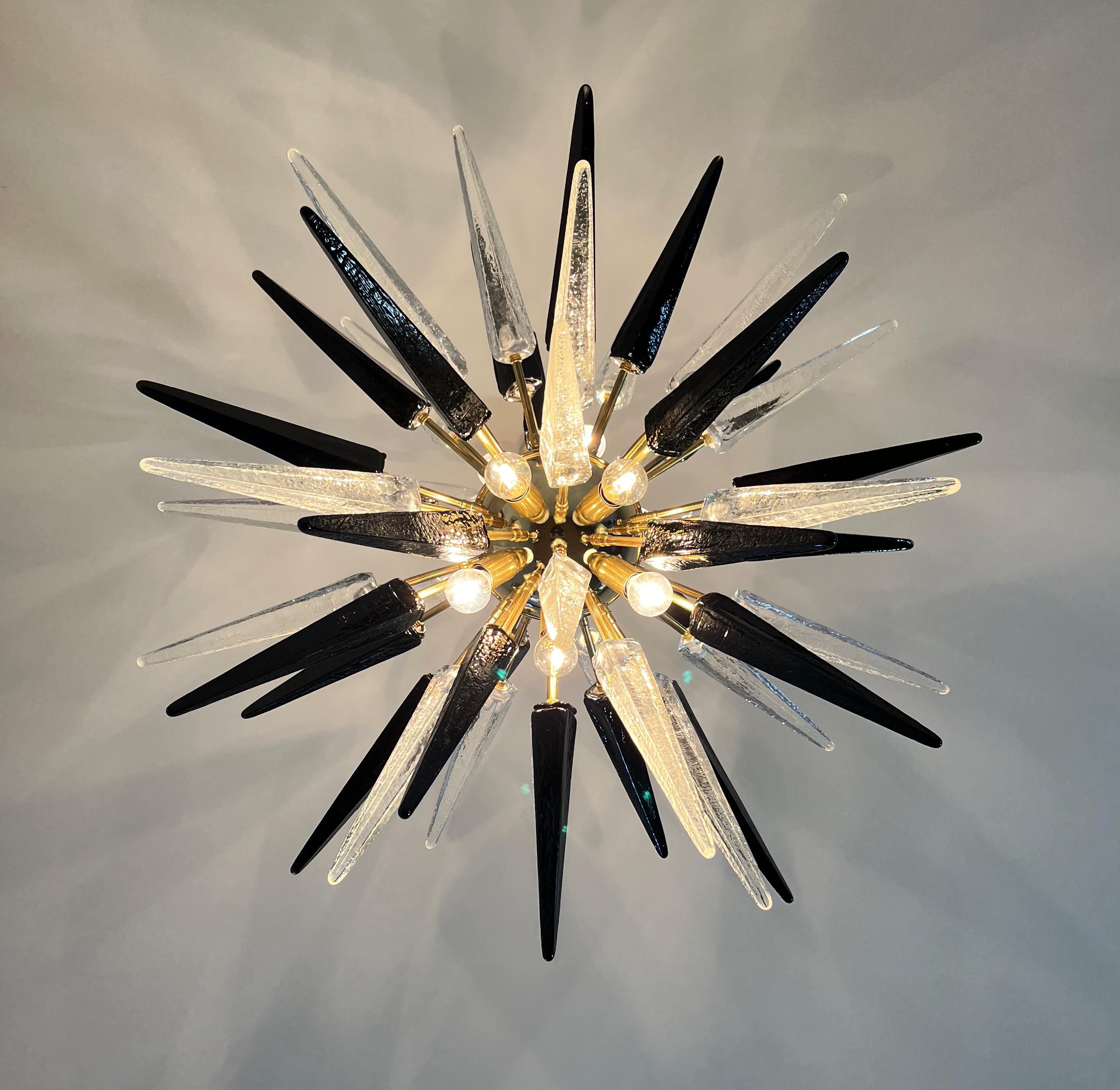 Exceptionnel Lustre Spoutnik en verre trasparent et noir de Murano - 51 verres en vente 11