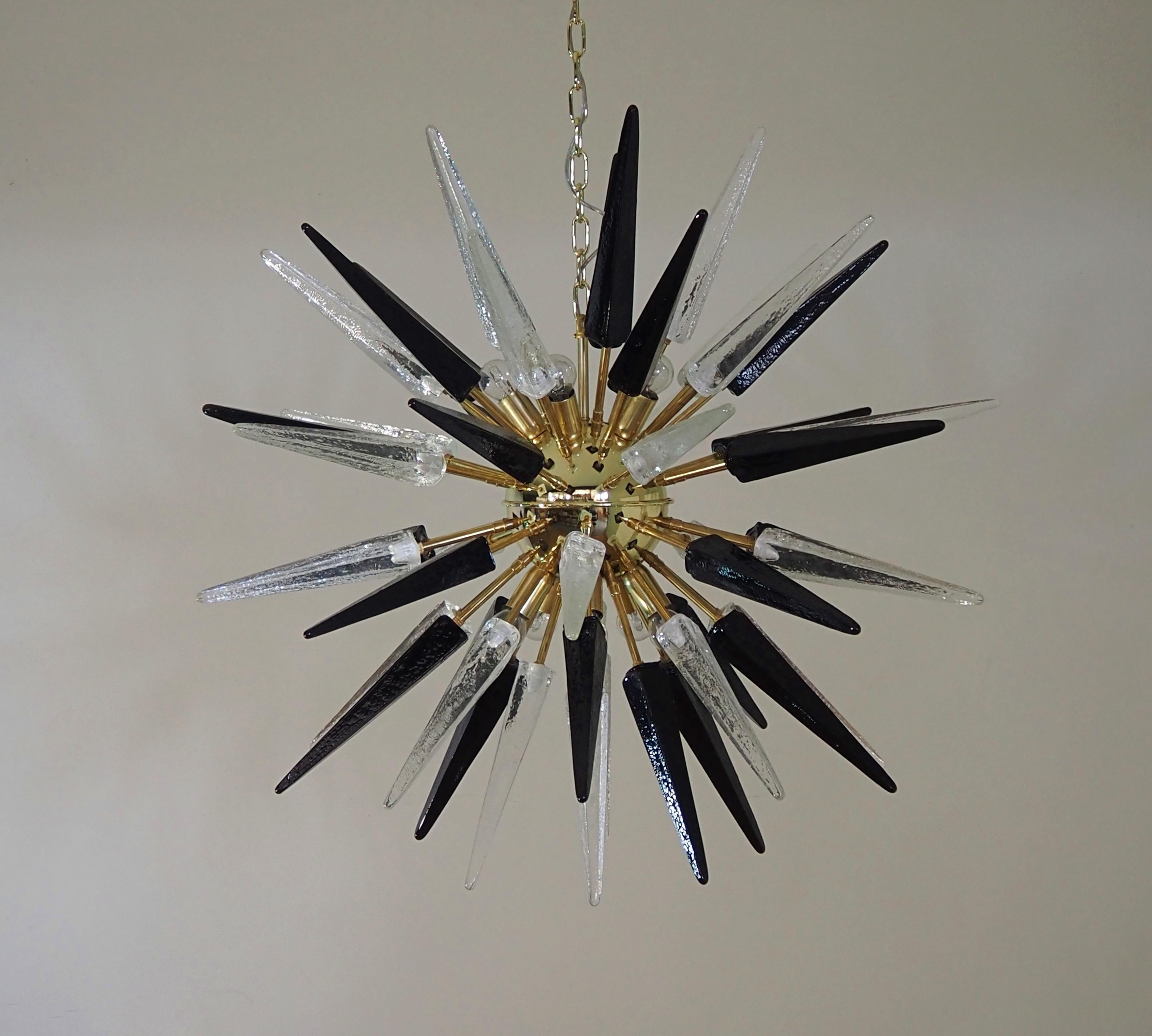 Mid-Century Modern Exceptionnel Lustre Spoutnik en verre trasparent et noir de Murano - 51 verres en vente