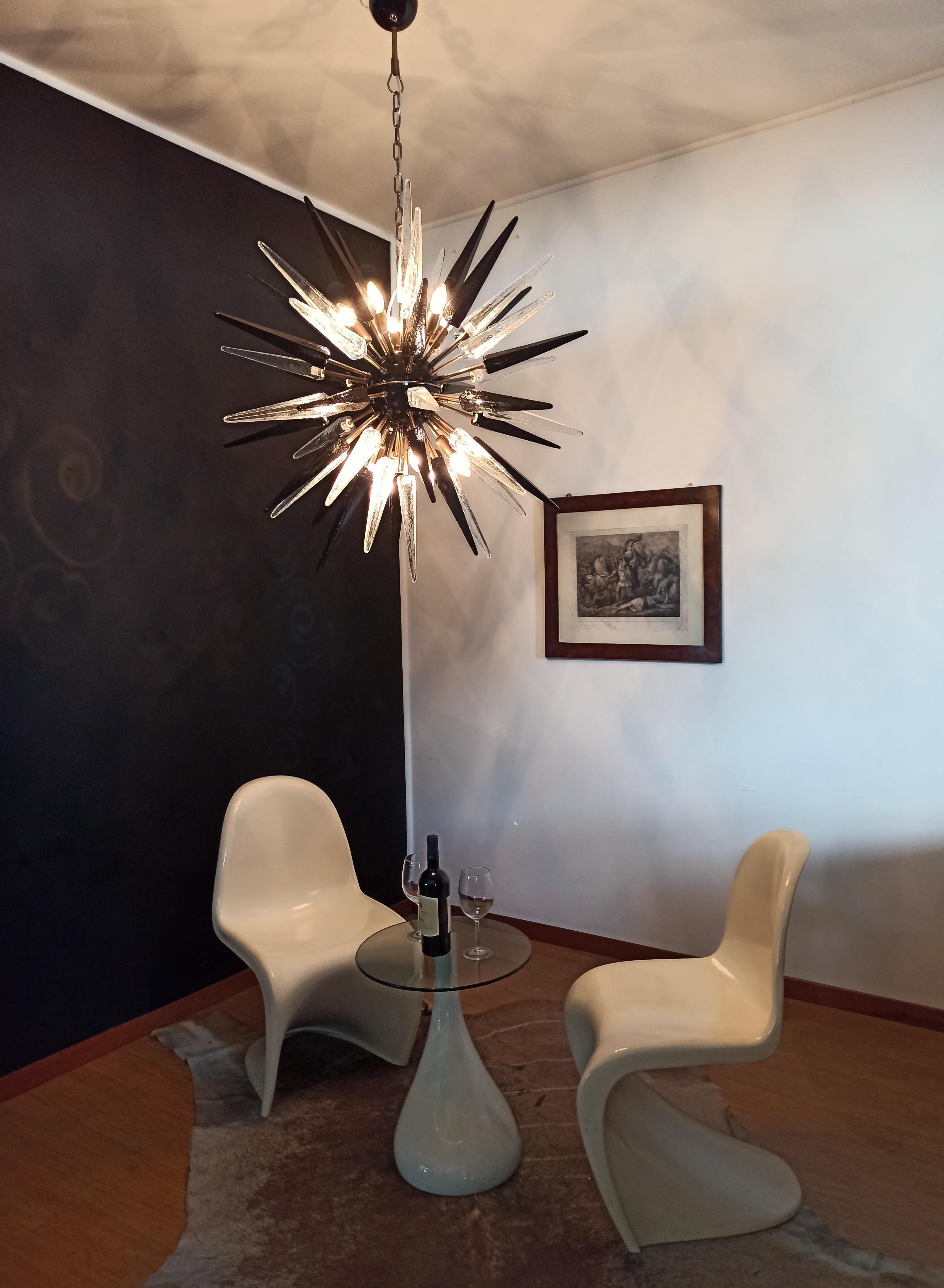 Exceptional Murano trasparent and black Glass Sputnik Chandelier - 51 glasses Moderno de mediados de siglo en venta