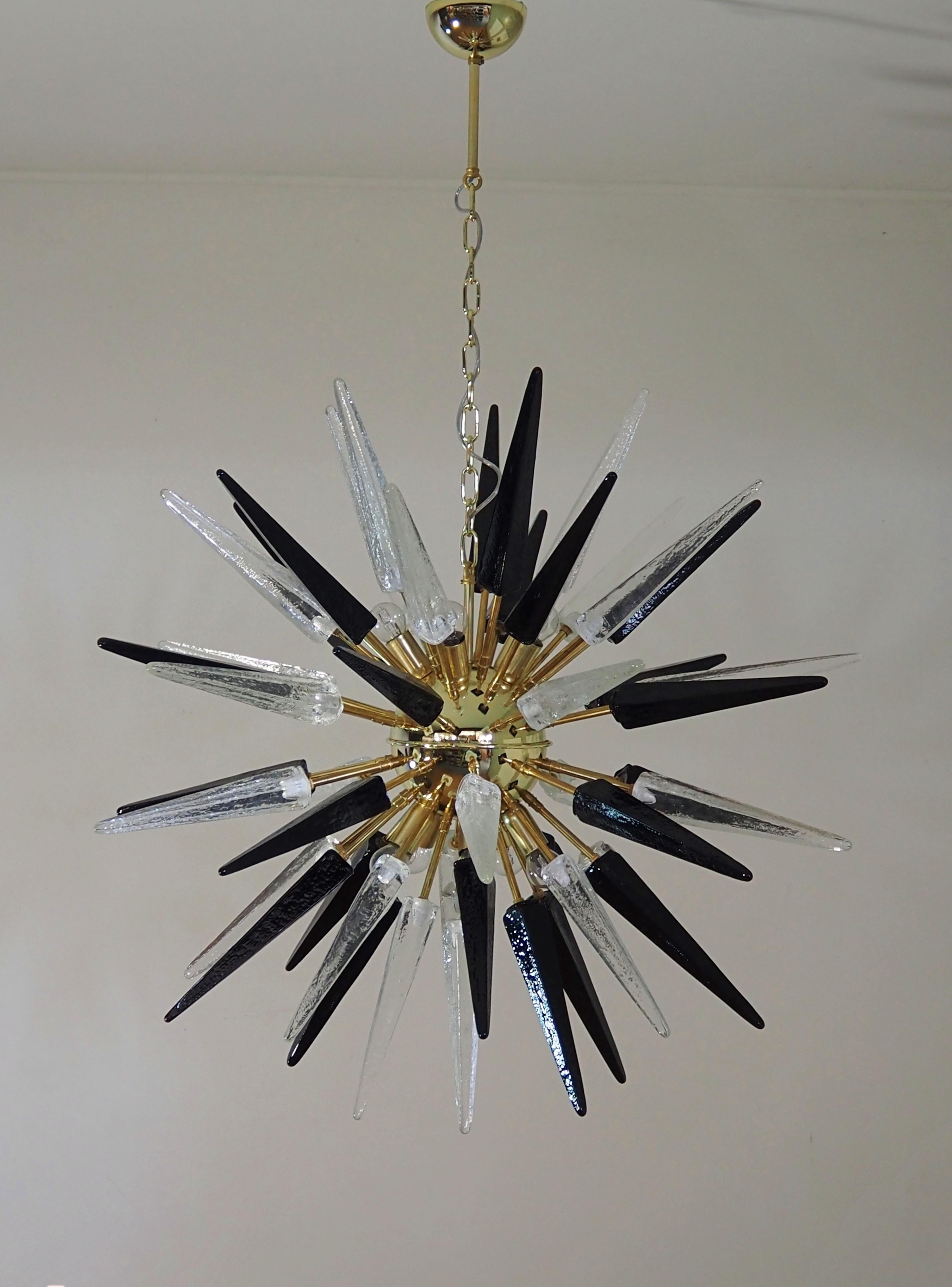 Italian Exceptionnel Lustre Spoutnik en verre trasparent et noir de Murano - 51 verres en vente