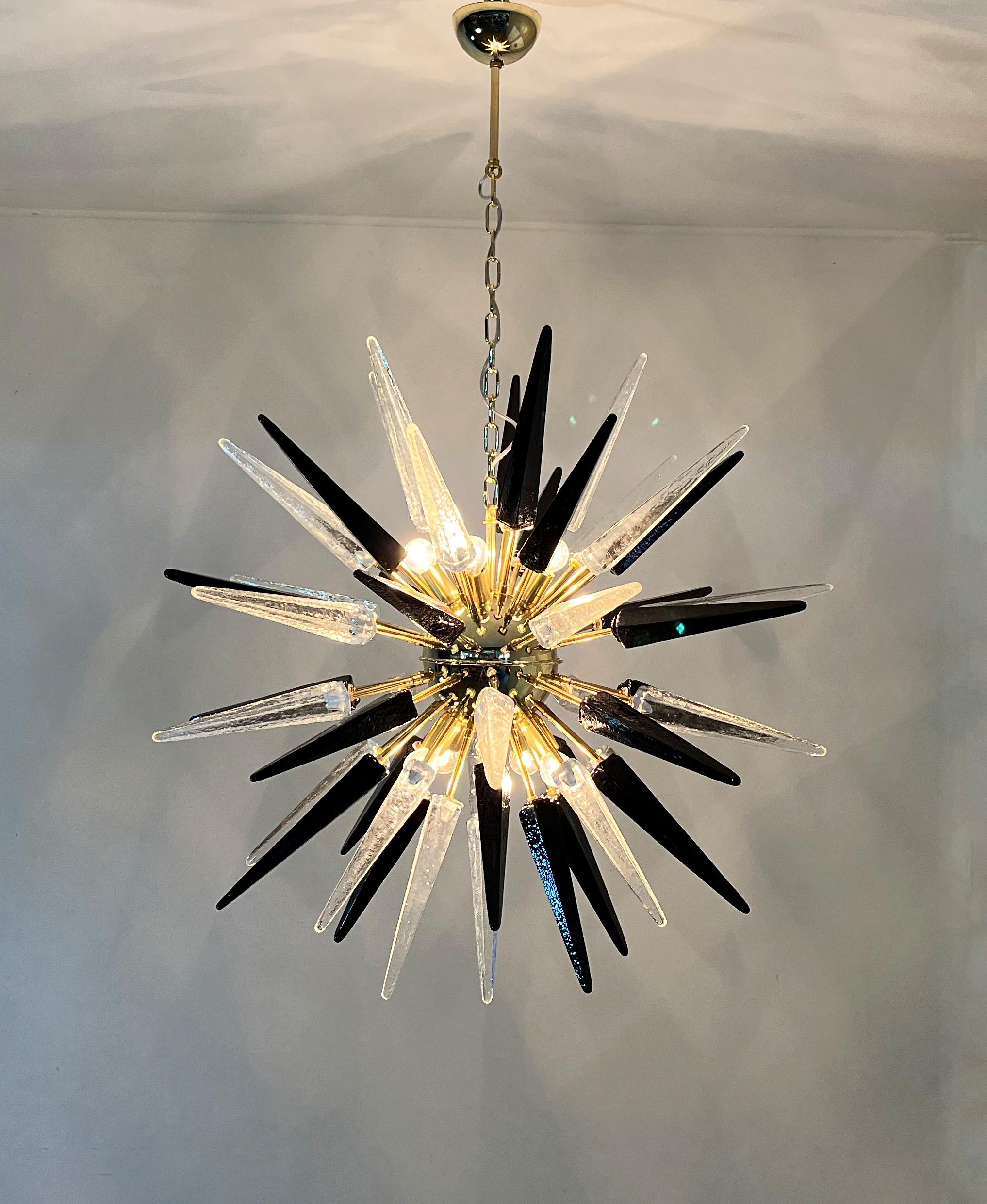 20th Century Exceptionnel Lustre Spoutnik en verre trasparent et noir de Murano - 51 verres en vente