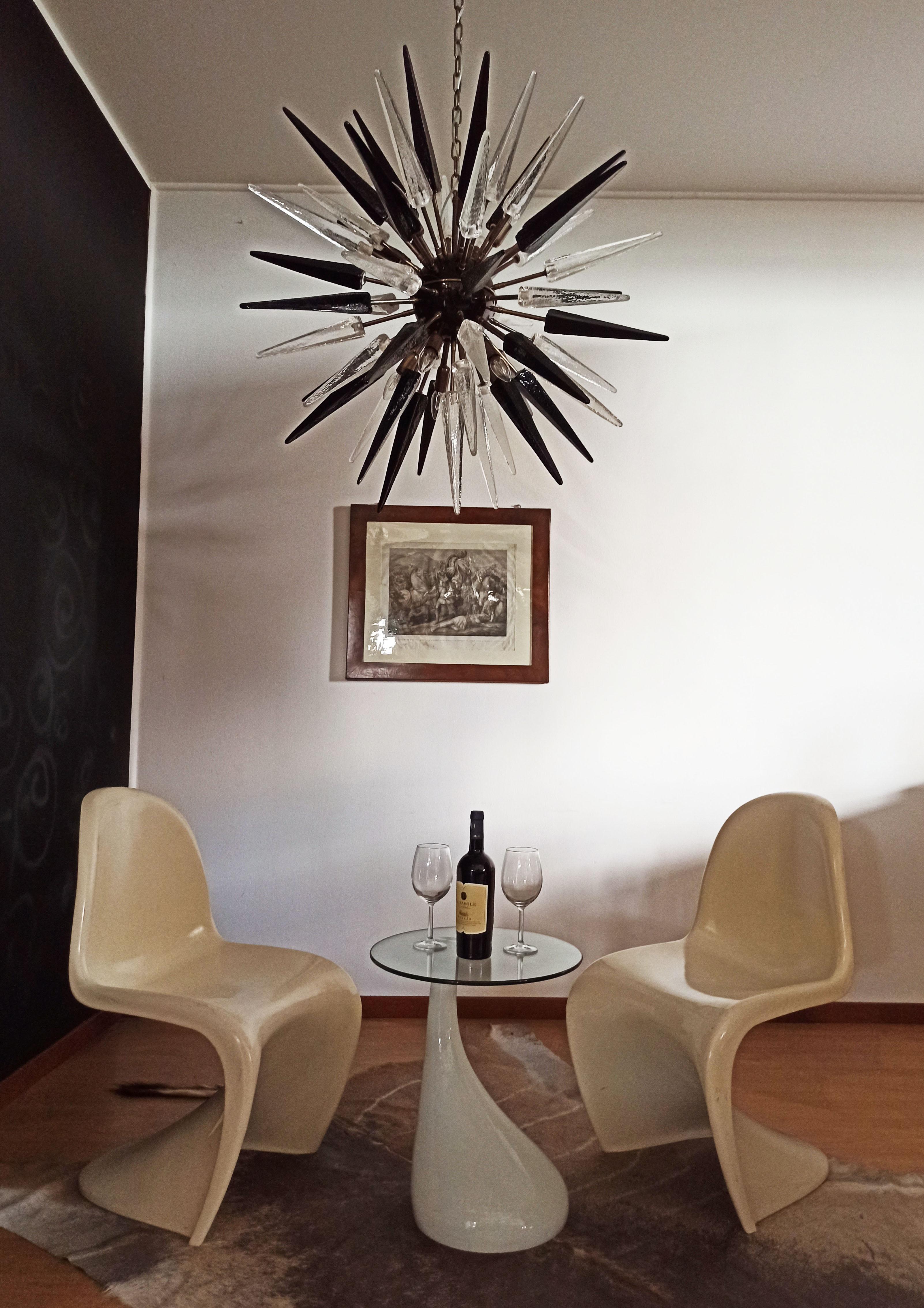 Exceptional Murano trasparent and black Glass Sputnik Chandelier - 51 glasses 20th Century en venta