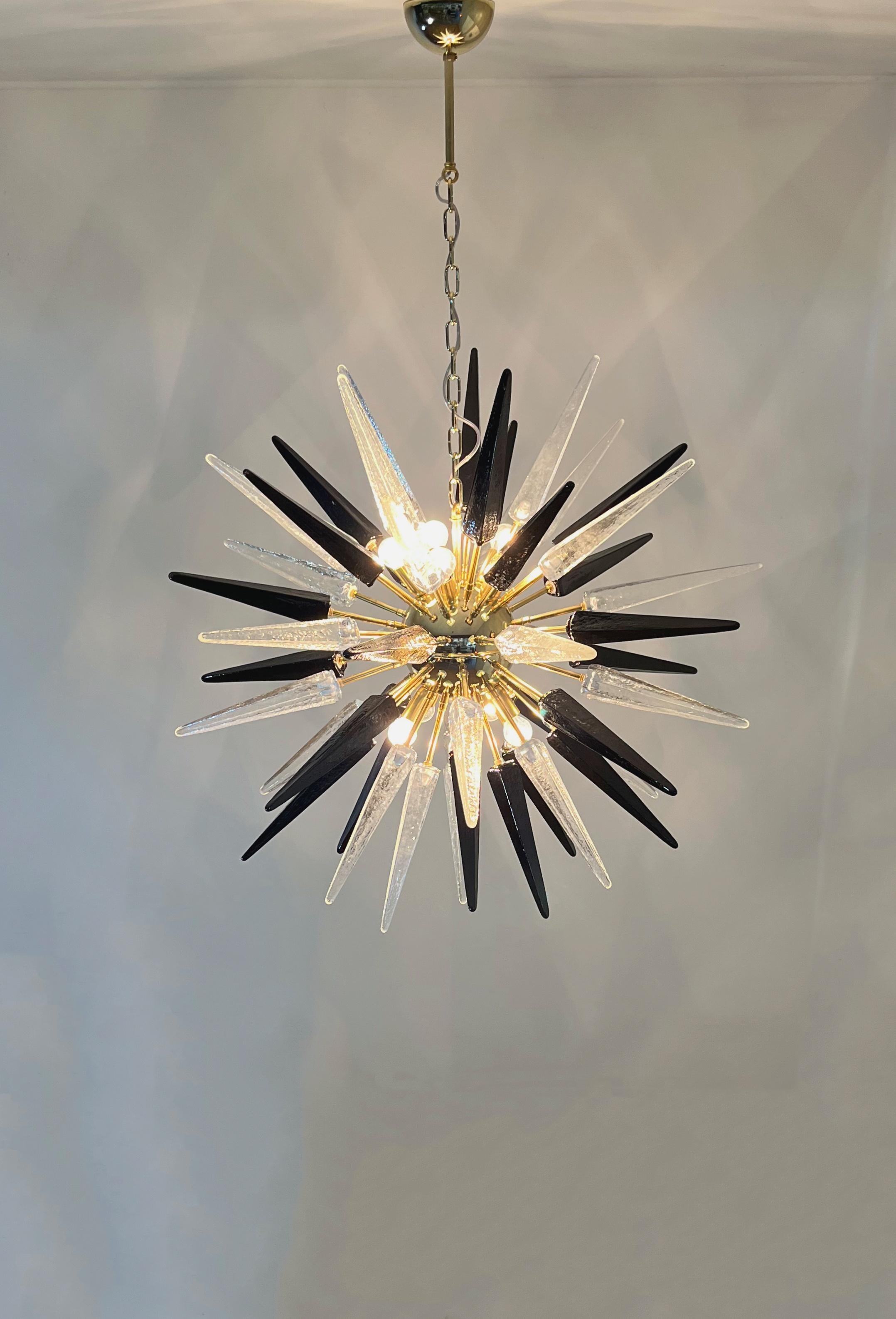 Exceptionnel Lustre Spoutnik en verre trasparent et noir de Murano - 51 verres en vente 1