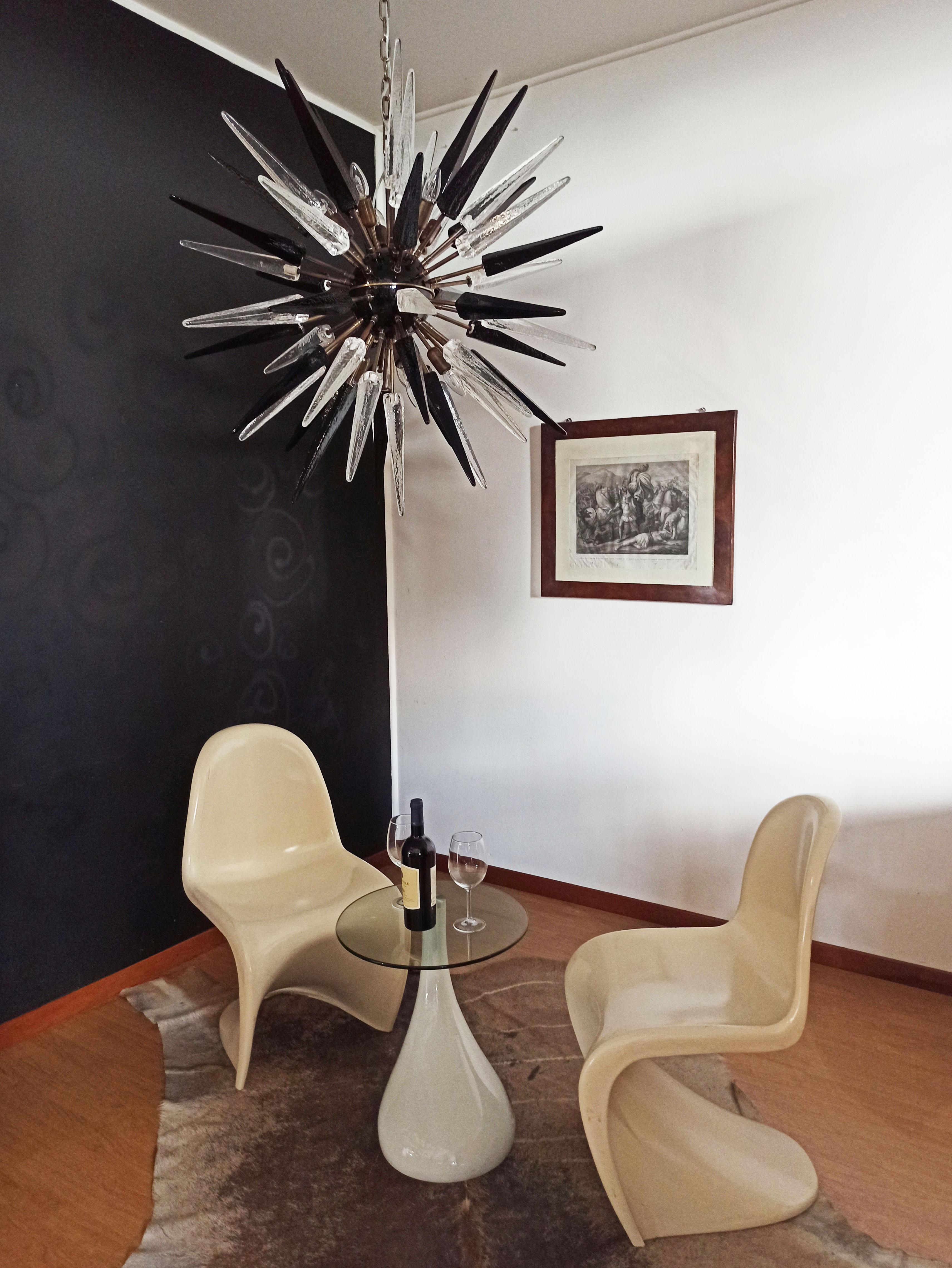 Exceptional Murano trasparent and black Glass Sputnik Chandelier - 51 glasses en venta 1