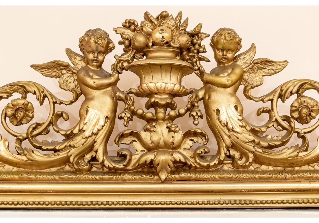 Français Exceptionnel Miroir Napoléon III en bois sculpté et doré en vente