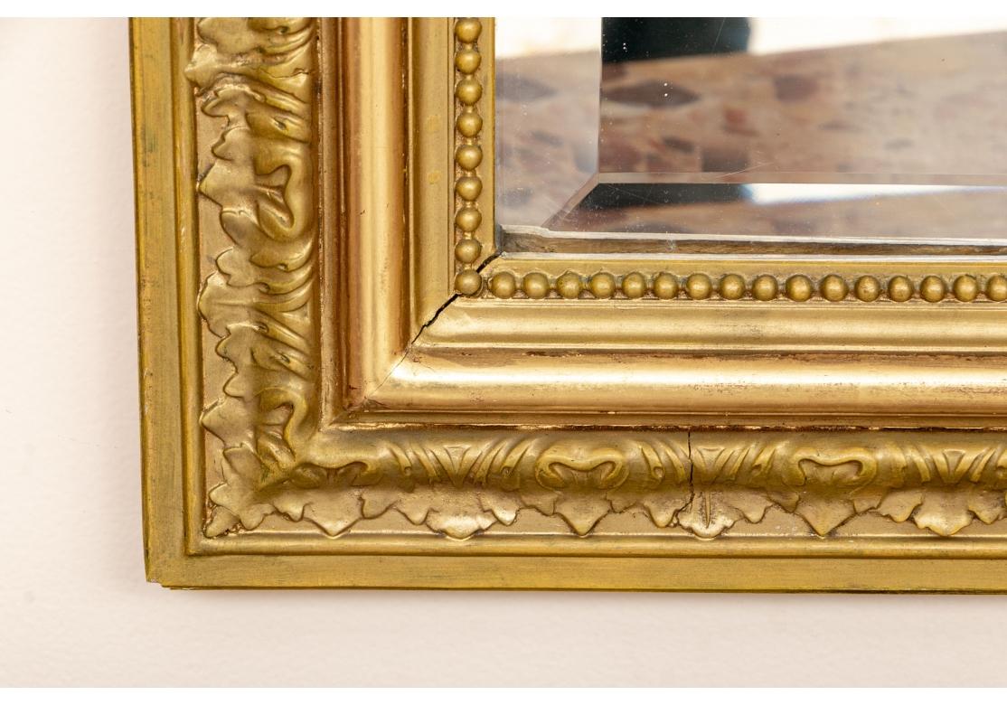 Sculpté Exceptionnel Miroir Napoléon III en bois sculpté et doré en vente