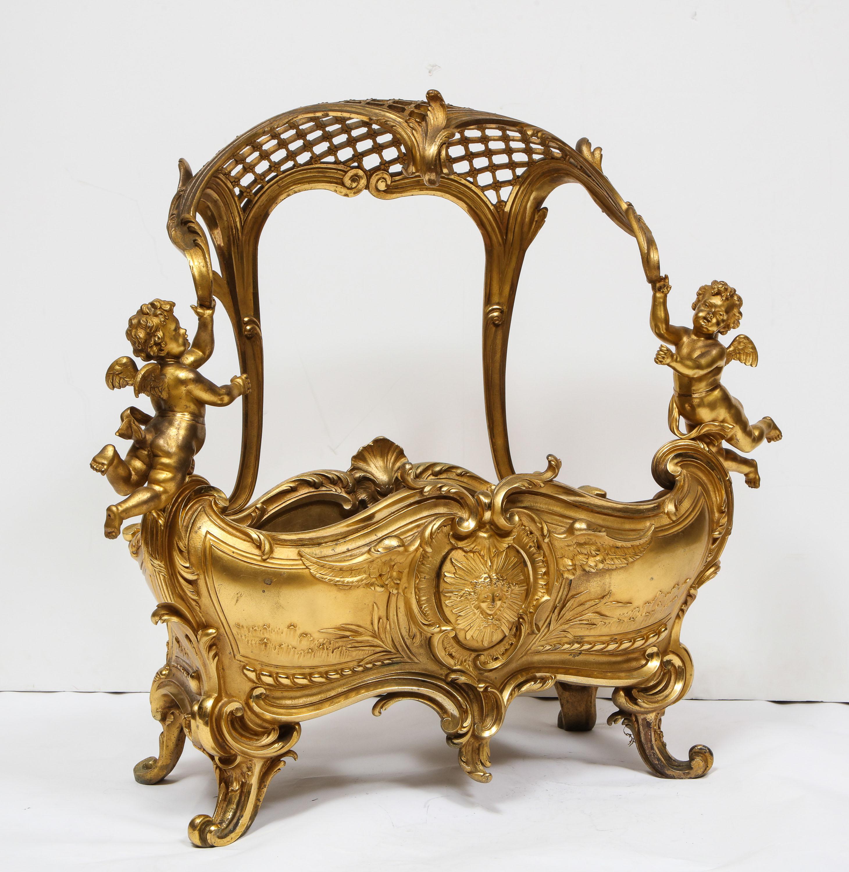 Exceptional Napoleon III French ormolu fireplace log cradle holder, centerpiece, circa 1870, in the manner of Francois Linke, Paris.

Very unusual 19th century gilt bronze fireplace pit. Can be used as a wood holder cradle, or can even be used as