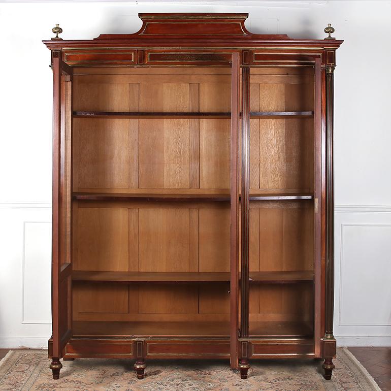 Eccezionale libreria francese in mogano Napoleone III con finiture e ferramenta in ormolu, 1850 circa. Realizzata a mano secondo i più alti livelli di artigianalità - Chi apprezza i mobili di pregio non potrà che apprezzare questa