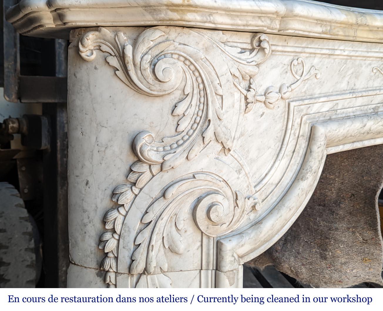 Marble Exceptional Napoleon III period mantel in veined Carrara marble For Sale