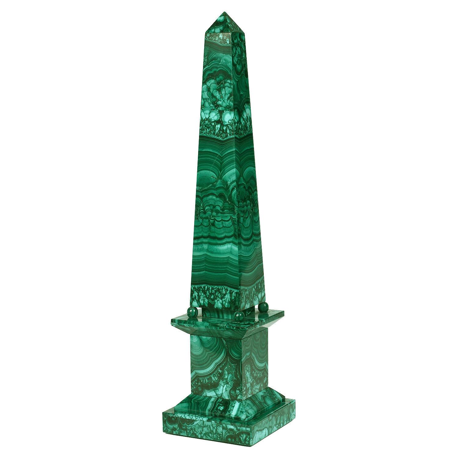 Dieser einzigartige Obelisk aus Malachit ist einer der besten, die mir je untergekommen sind. Er zeichnet sich durch angenehme Proportionen, ein königliches Design und einen Grad an Komplexität aus, der mehr Geschick und Präzision erfordert als die