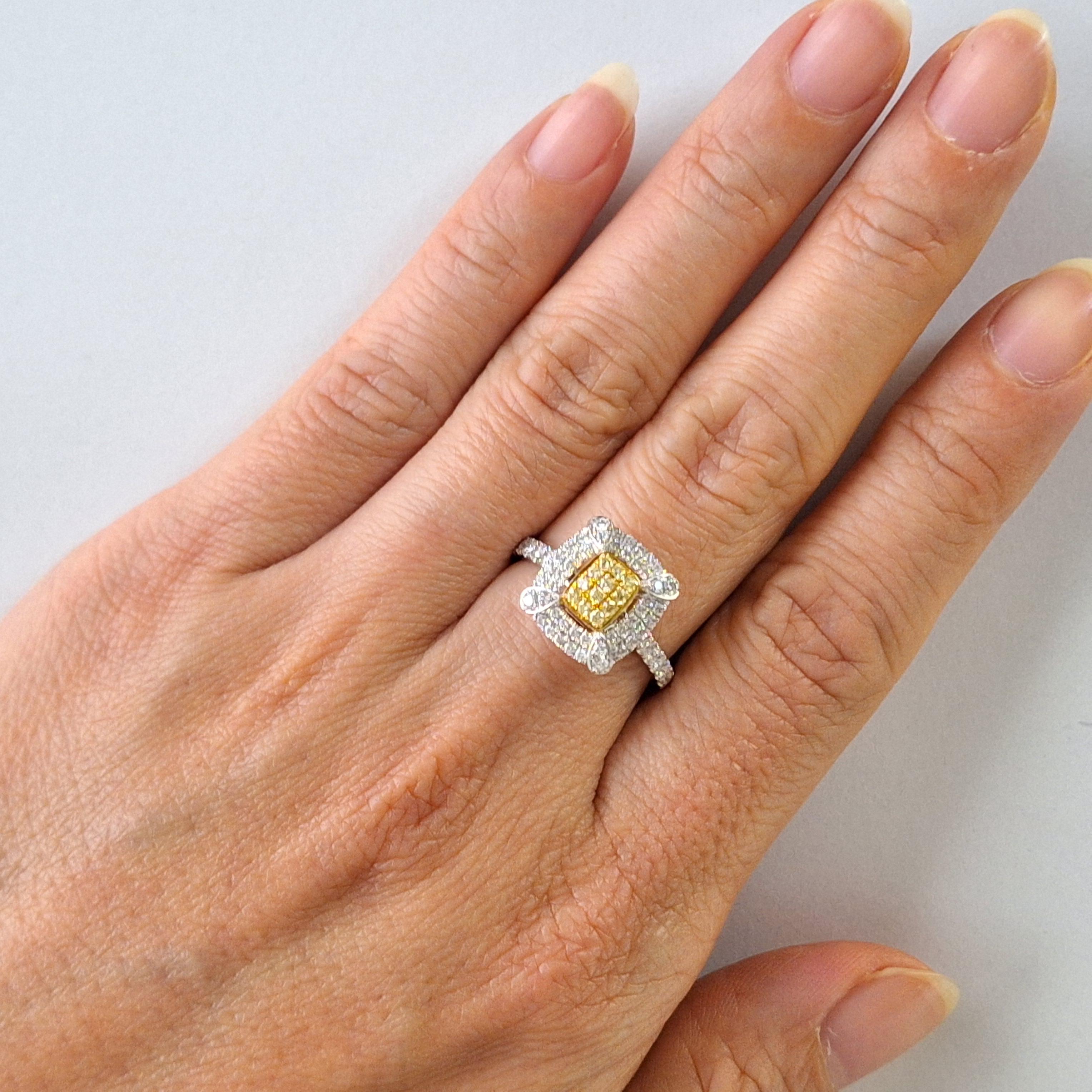 Round Cut Exceptional Natural Yellow diamond and White diamond ring For Sale