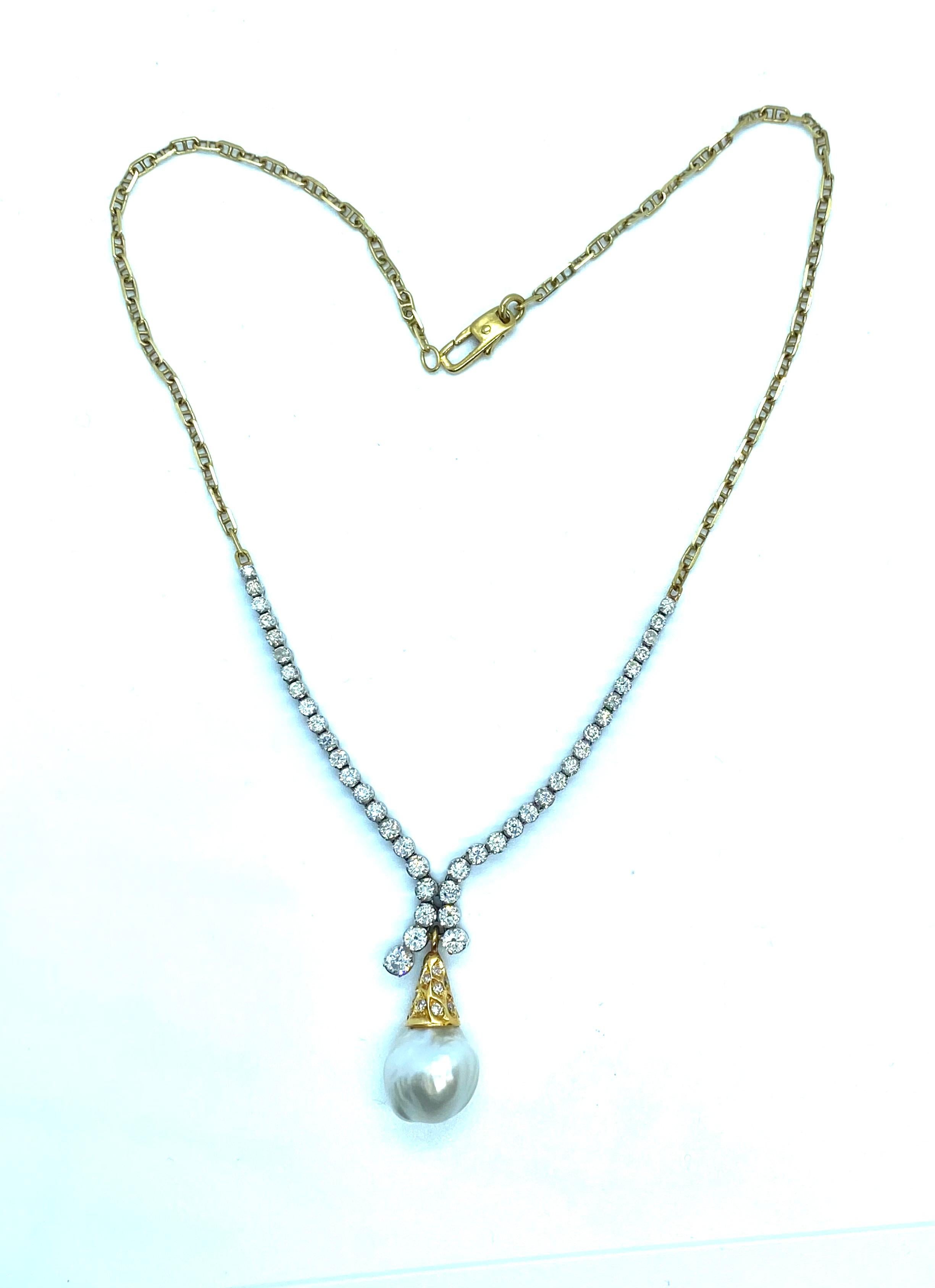 Exceptional twin-set composed of necklace and hanging earrings in yellow and white gold, bearing natural diamonds and baroque pearls.
The collier has a length, as a whole, of 45 cm.
It bears diamonds for ct. 2.60 overall and the pearl has a diameter