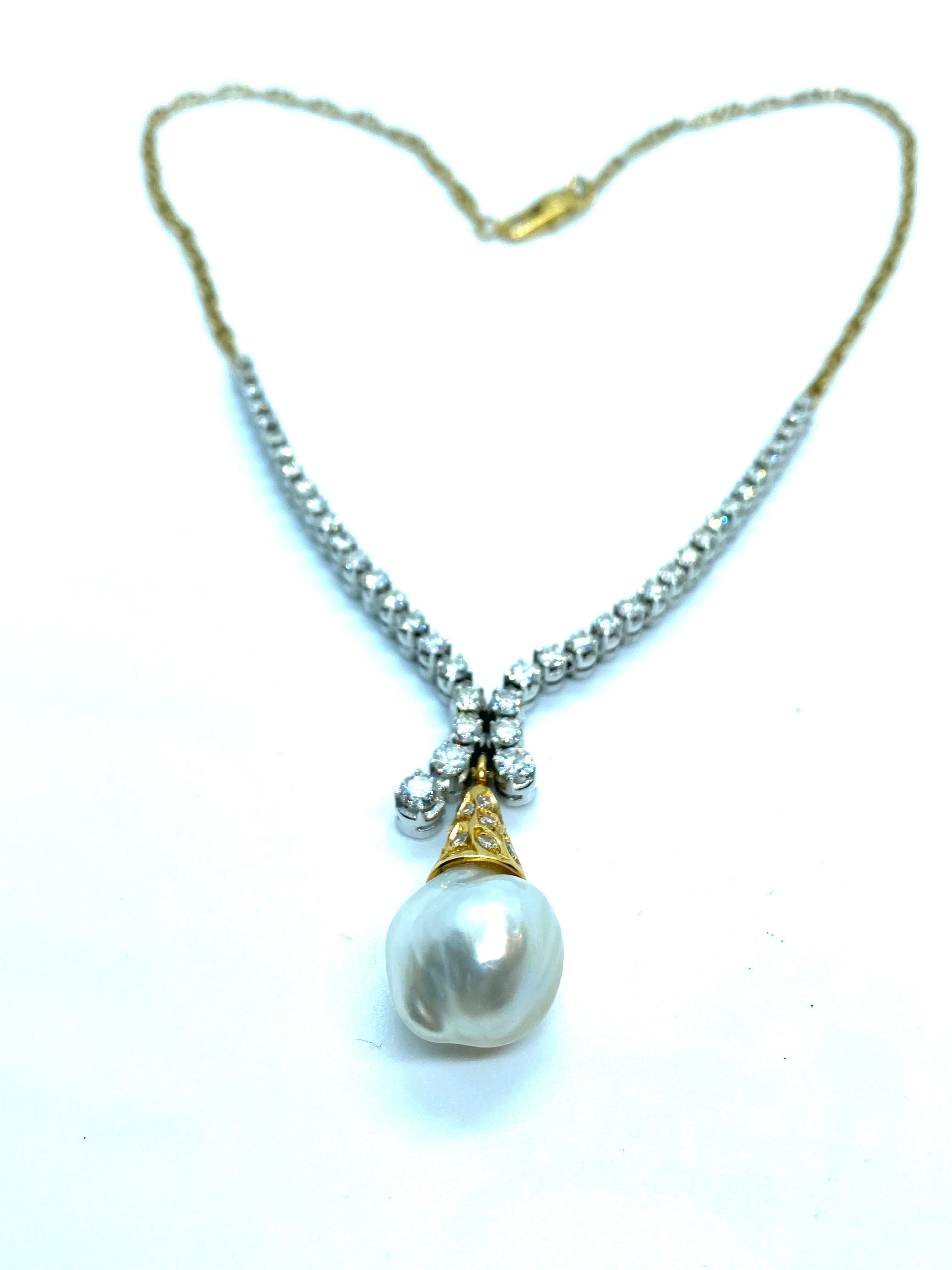 Modern Exceptional pearls and diamonds necklace and pendant earrings Set For Sale