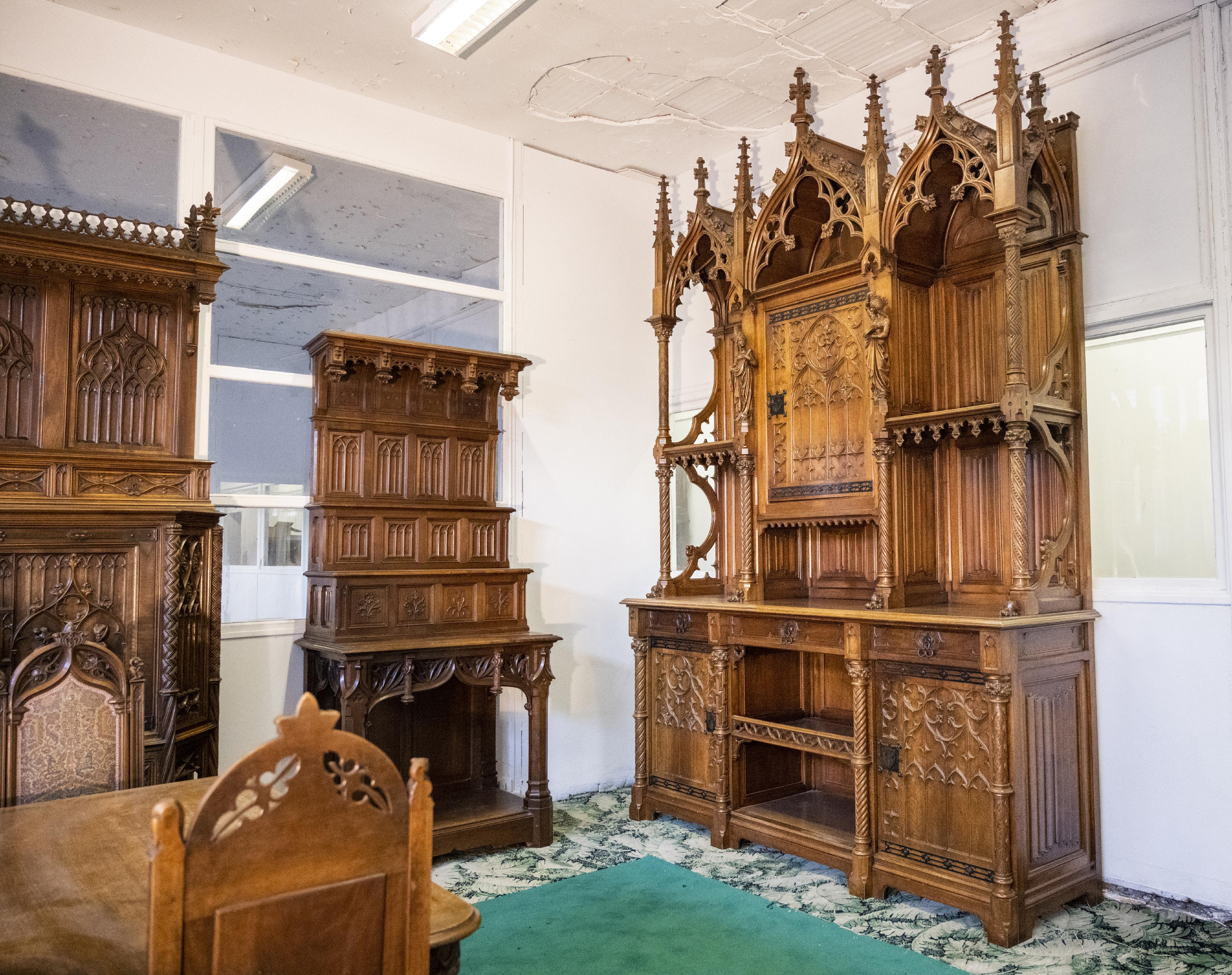 19th Century Exceptional Neo Gothic Dining Room Set For Sale