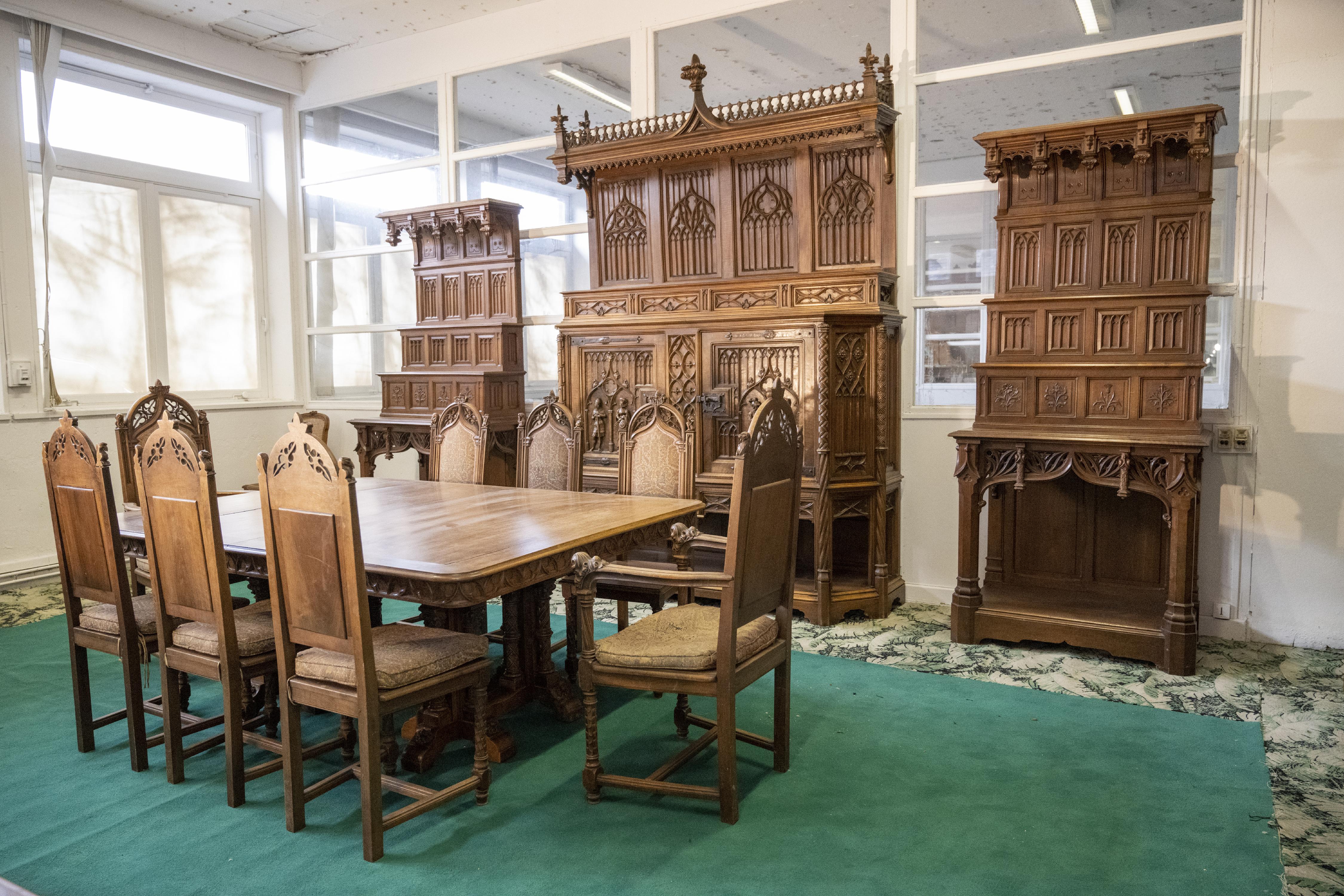 Cette salle à manger comprend une commode, trois buffets dont une paire de petits buffets ouverts et un grand buffet à portes, une table, six chaises et deux fauteuils. En bois de noyer. Vers 1870-1880.
Buffet à portes centrales avec des