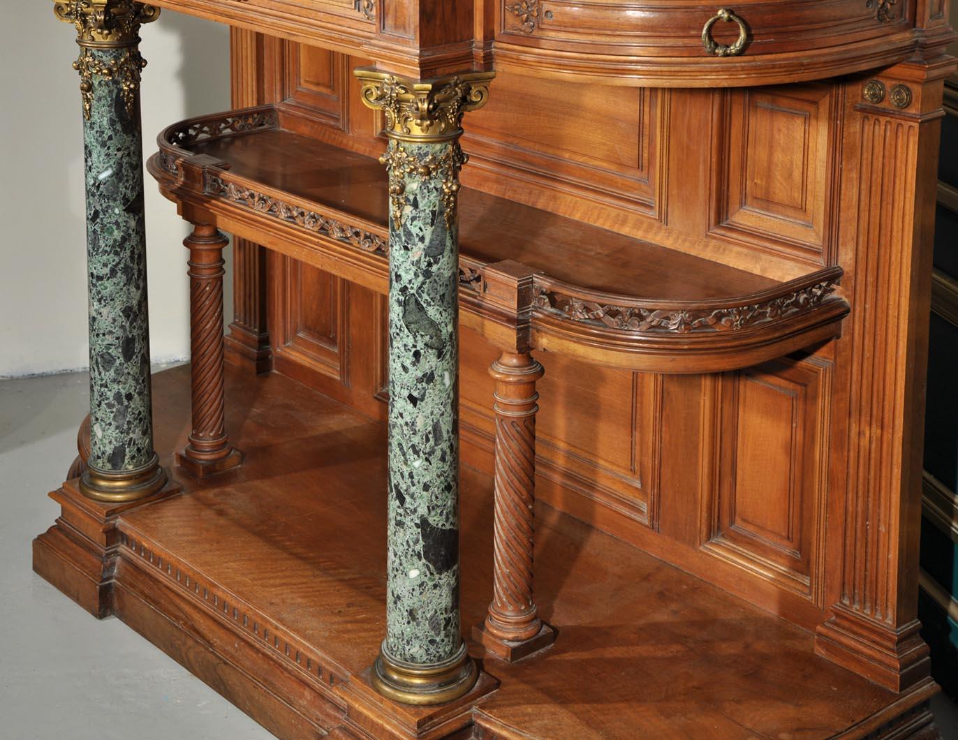Exceptionnel ensemble de salle à manger de style néo-renaissance en noyer sculpté. en vente 2