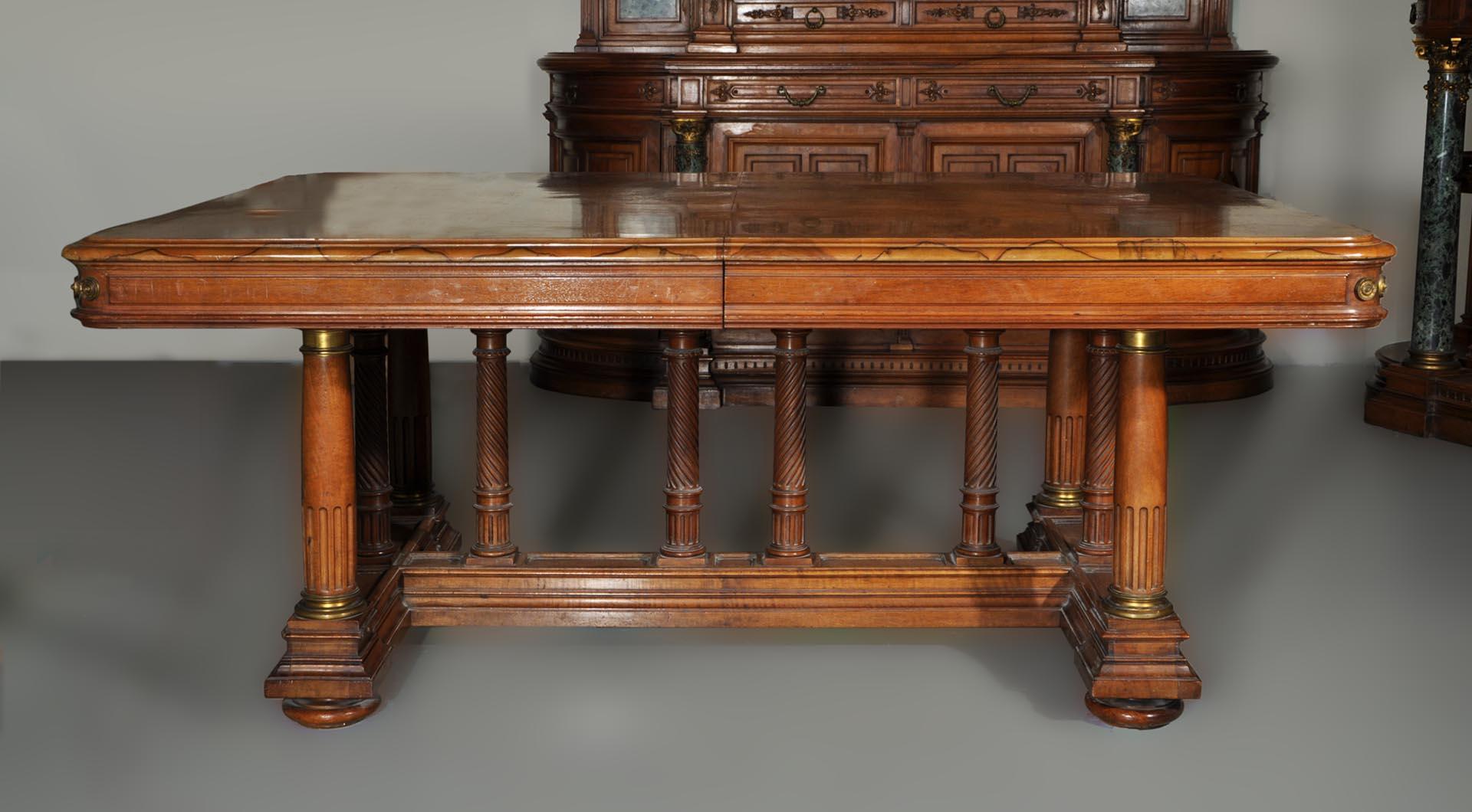 Exceptionnel ensemble de salle à manger de style néo-renaissance en noyer sculpté. en vente 3