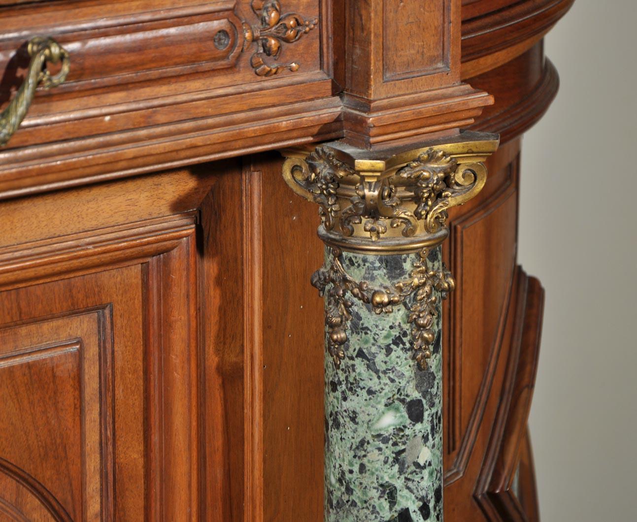 Exceptionnel ensemble de salle à manger de style néo-renaissance en noyer sculpté. en vente 4