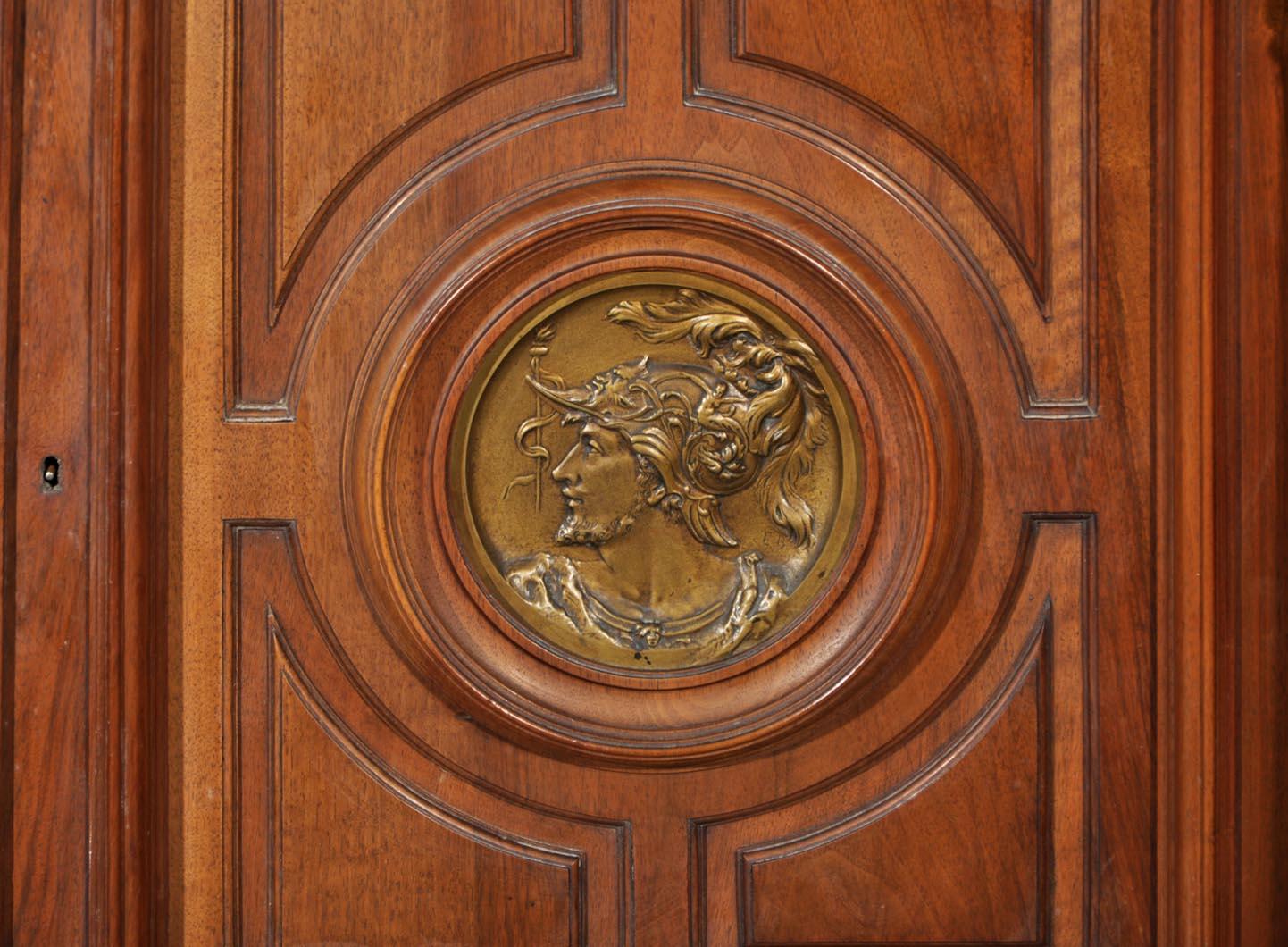 Exceptionnel ensemble de salle à manger de style néo-renaissance en noyer sculpté. Bon état - En vente à SAINT-OUEN-SUR-SEINE, FR