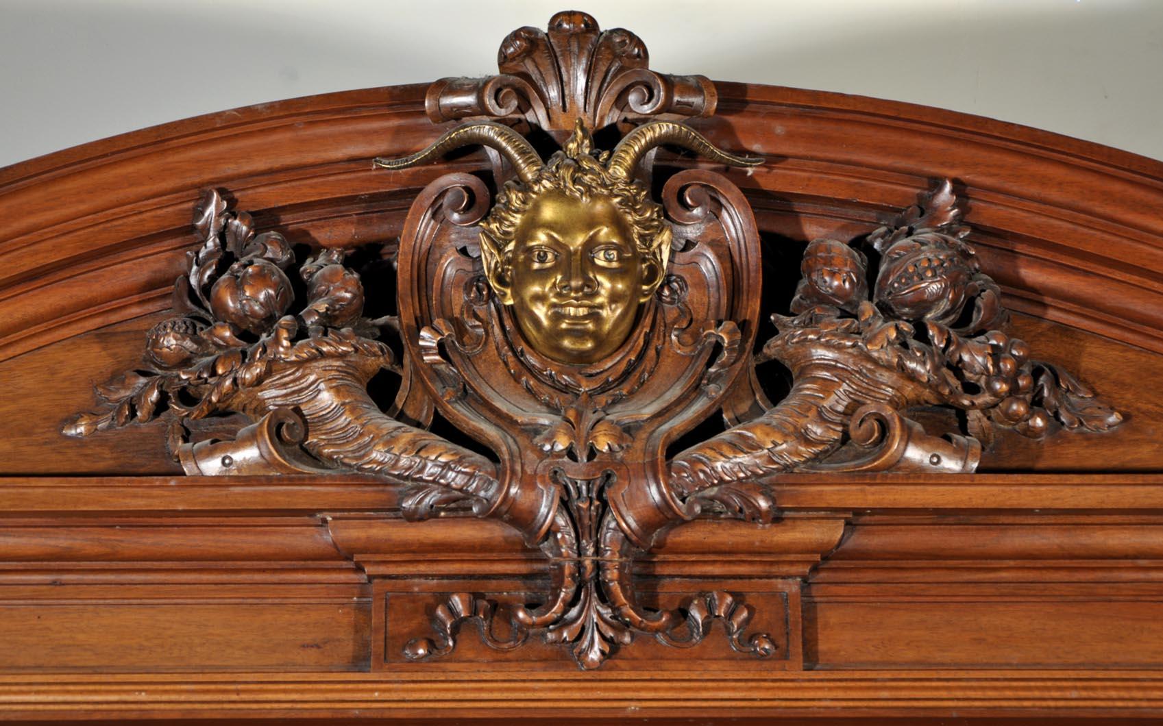 Bronze Exceptionnel ensemble de salle à manger de style néo-renaissance en noyer sculpté. en vente