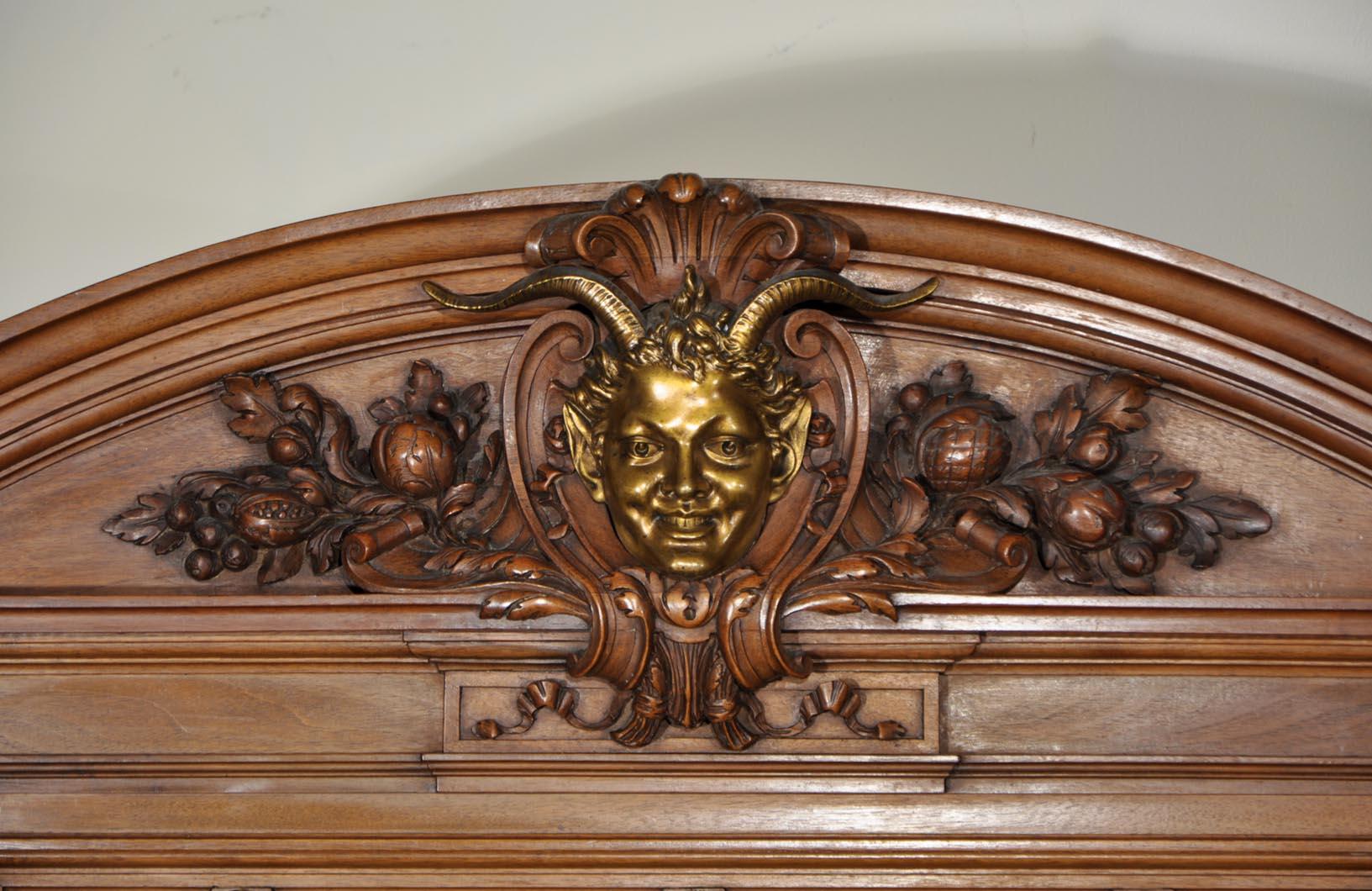 Exceptionnel ensemble de salle à manger de style néo-renaissance en noyer sculpté. en vente 1