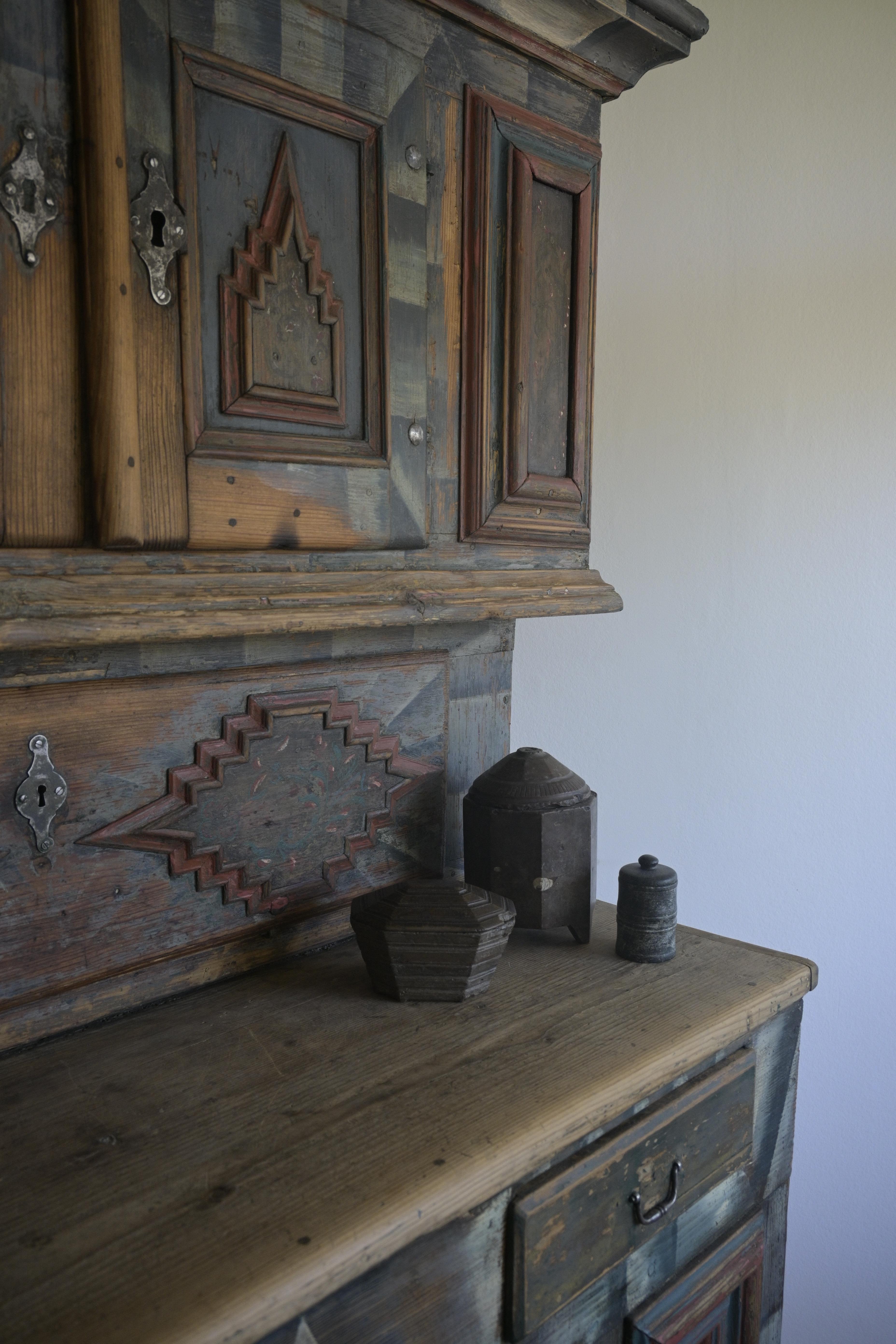 Außergewöhnlicher norwegischer Schrank aus Gulbrandsdalen um 1730 im Angebot 2