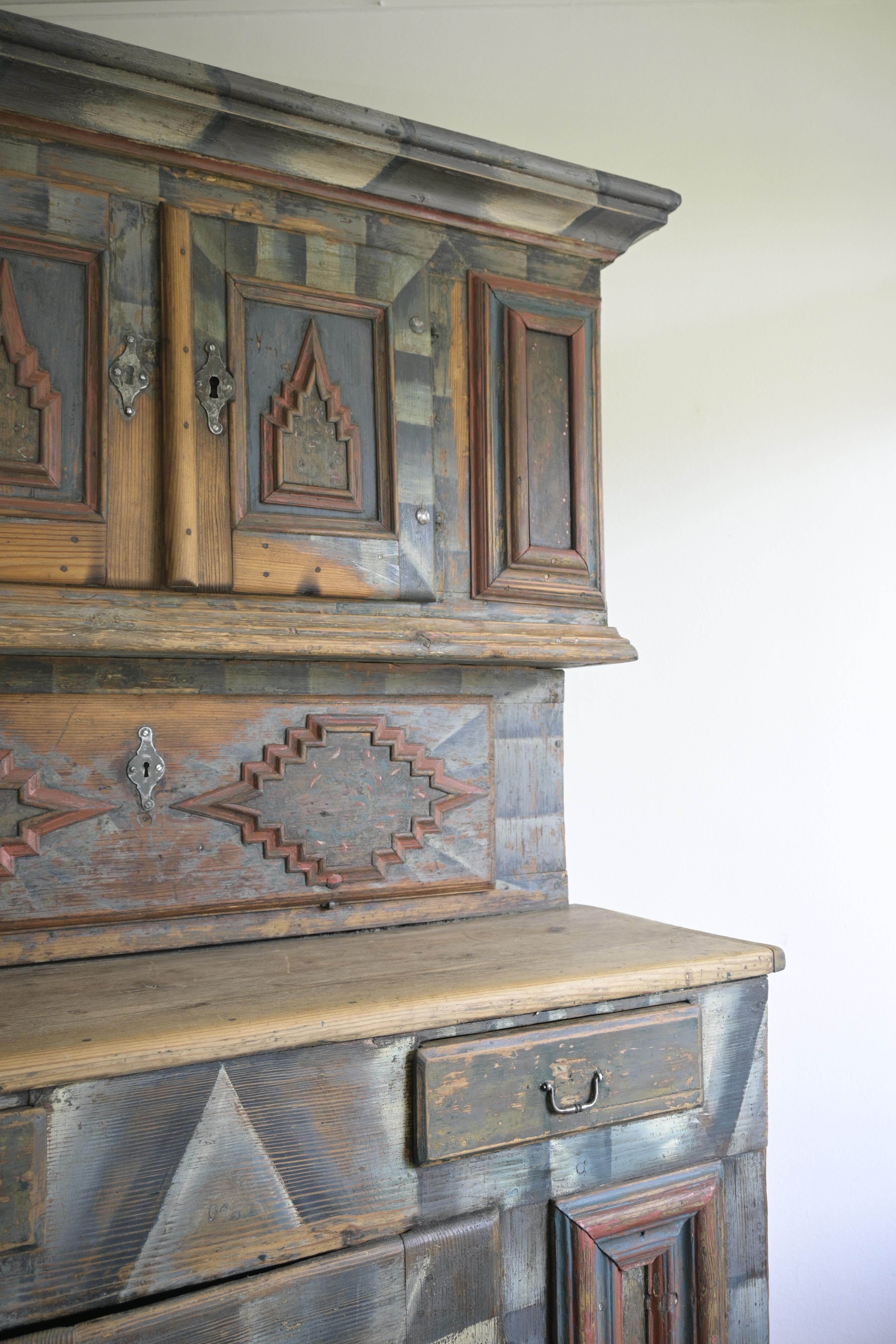 Außergewöhnlicher norwegischer Schrank aus Gulbrandsdalen um 1730 im Angebot 3