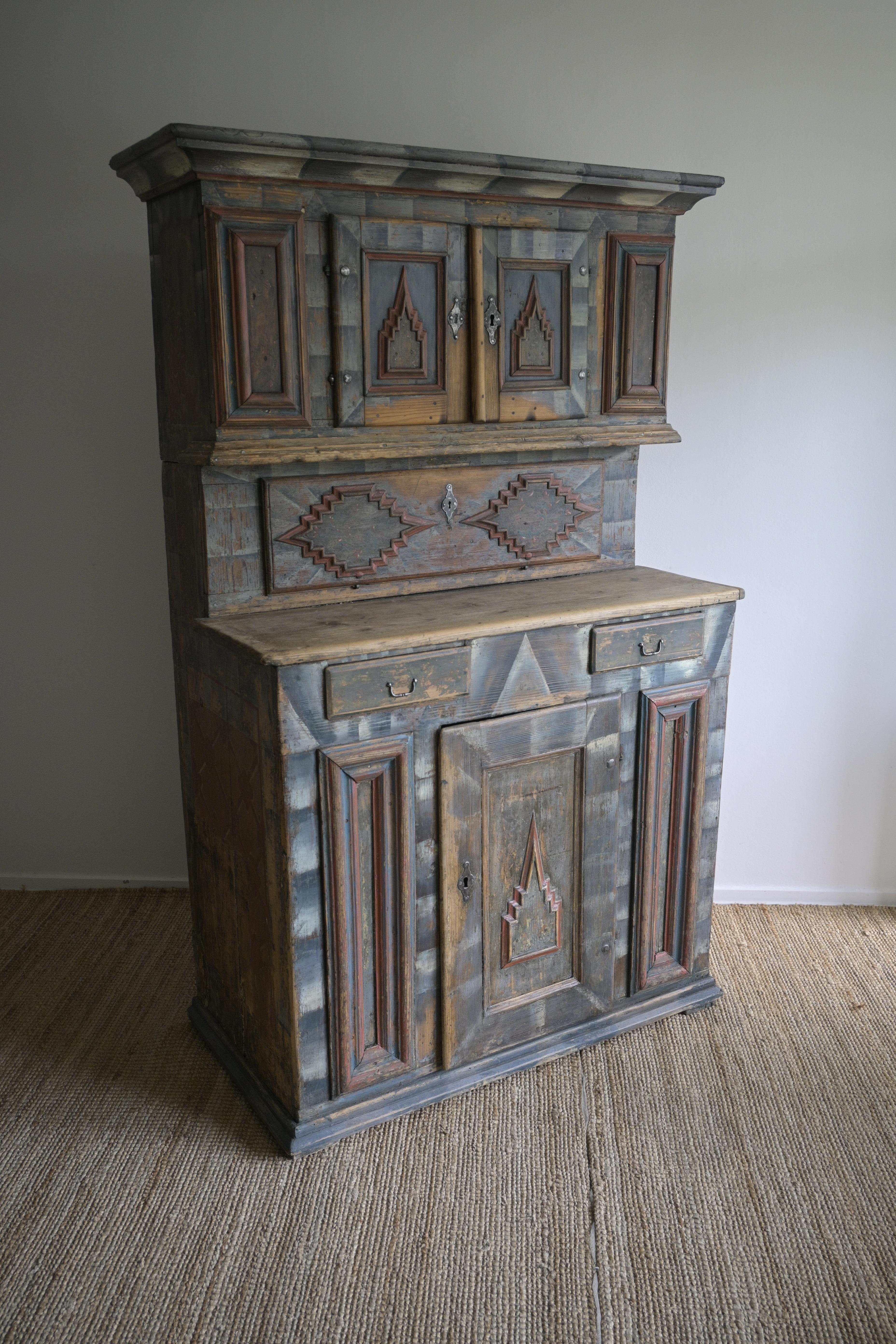 Außergewöhnlicher norwegischer Schrank aus Gulbrandsdalen um 1730 im Angebot 6