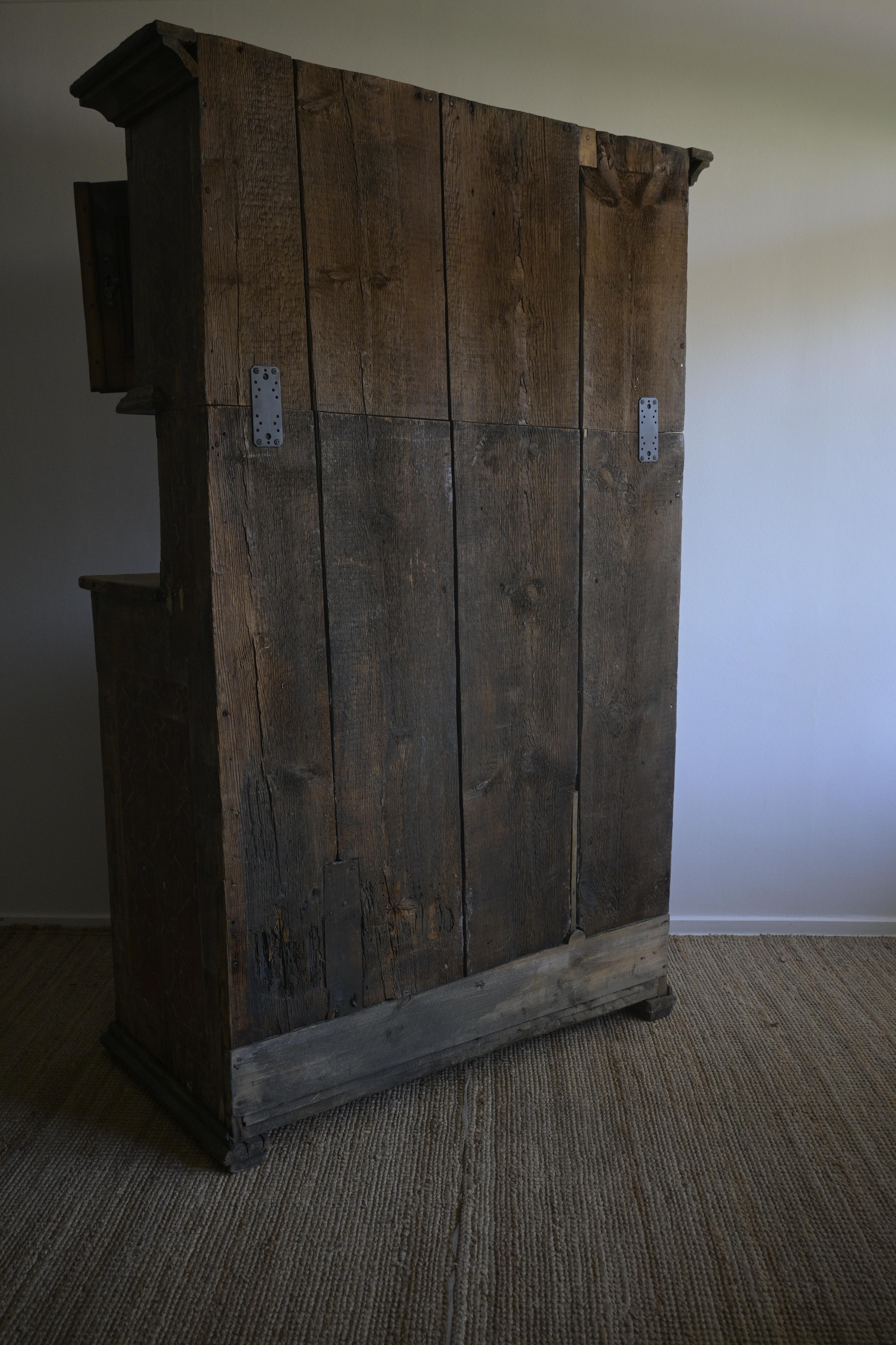 Außergewöhnlicher norwegischer Schrank aus Gulbrandsdalen um 1730 im Angebot 8
