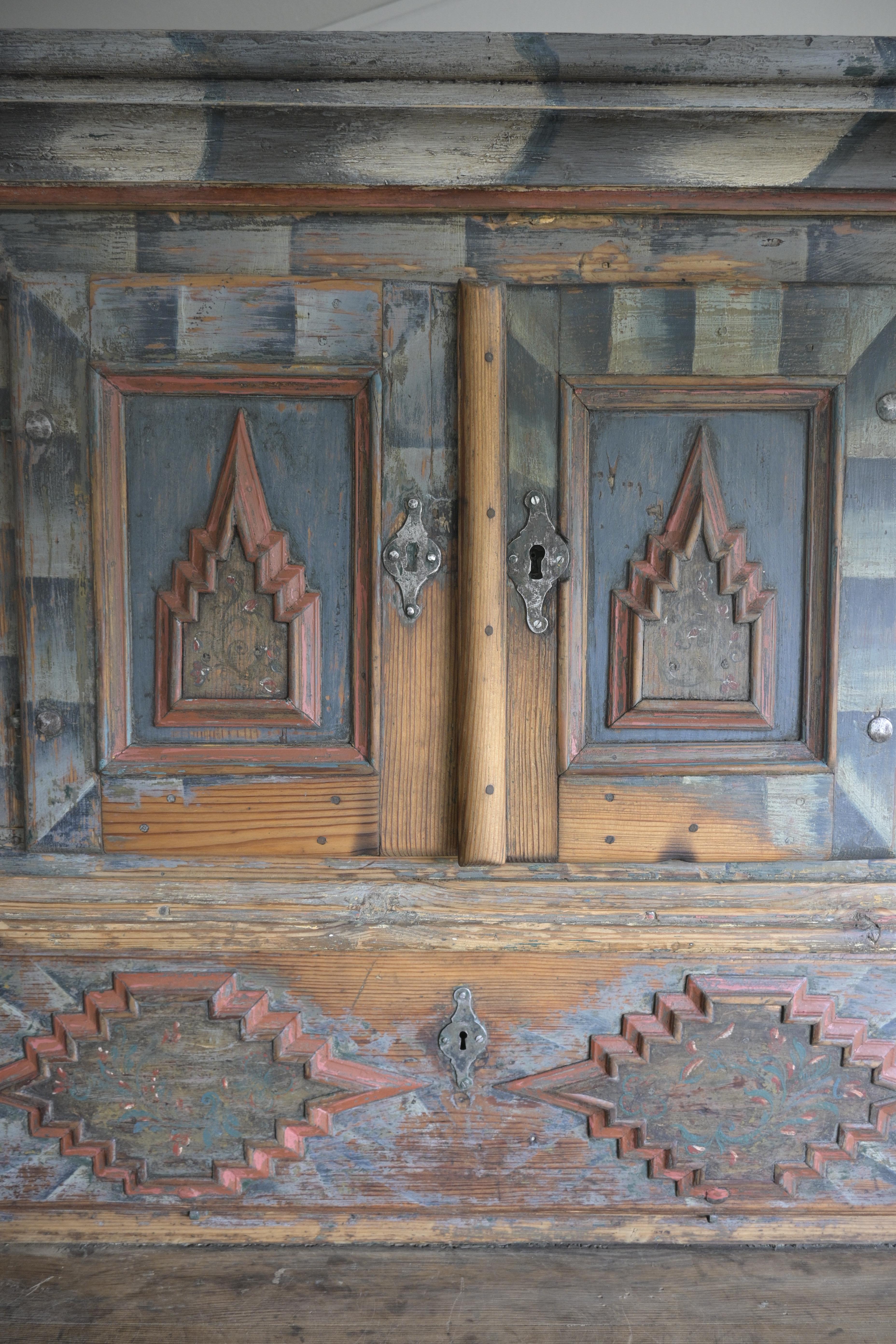 Außergewöhnlicher norwegischer Schrank aus Gulbrandsdalen um 1730

Manchmal hat man das Vergnügen, in der Nähe wahrer Schönheit zu sein.
Wenn Formen, Farben, Geschichte und Patina so richtig zur Geltung kommen, wirkt es mit seinen barocken Paneelen