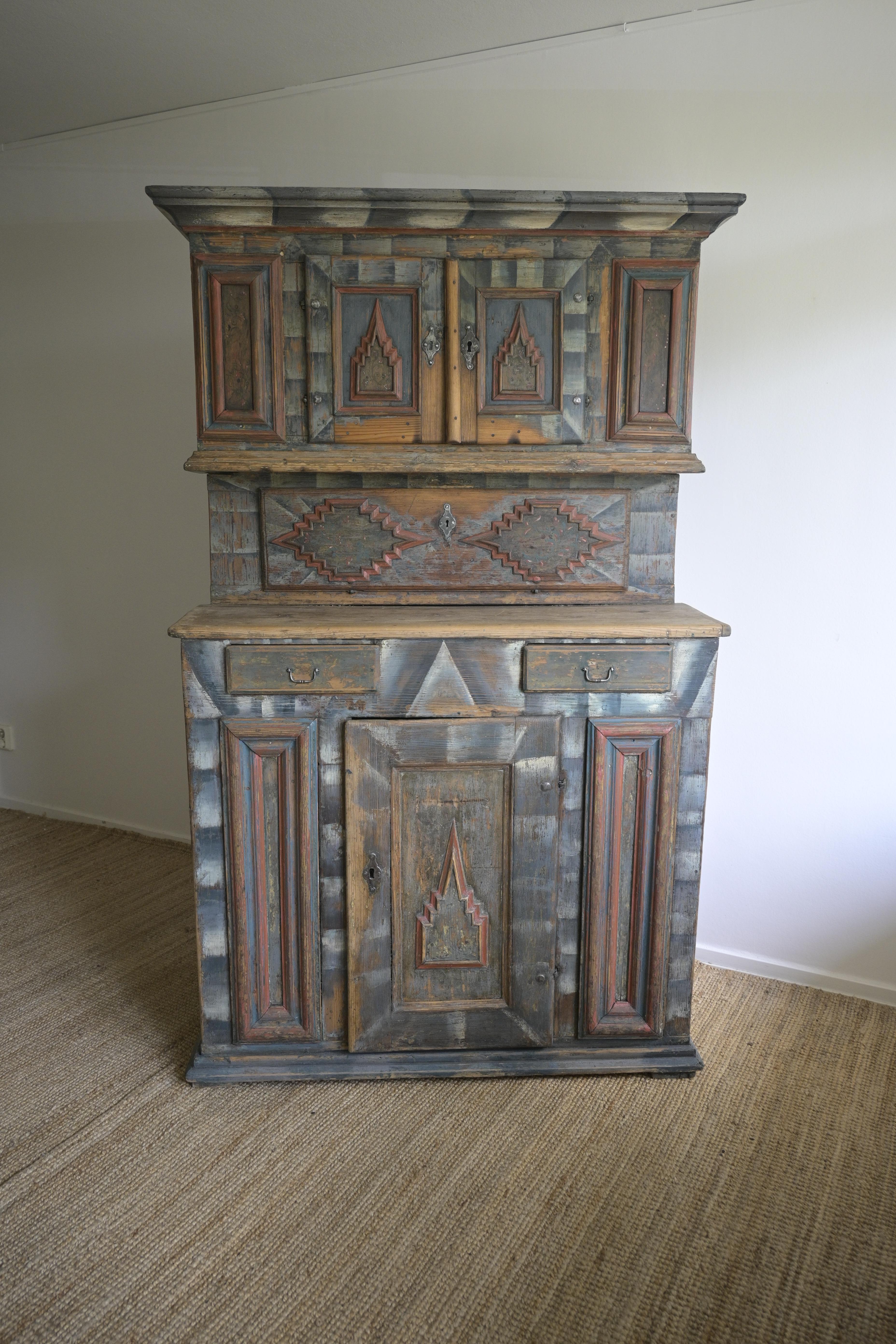Außergewöhnlicher norwegischer Schrank aus Gulbrandsdalen um 1730 (Skandinavische Moderne) im Angebot