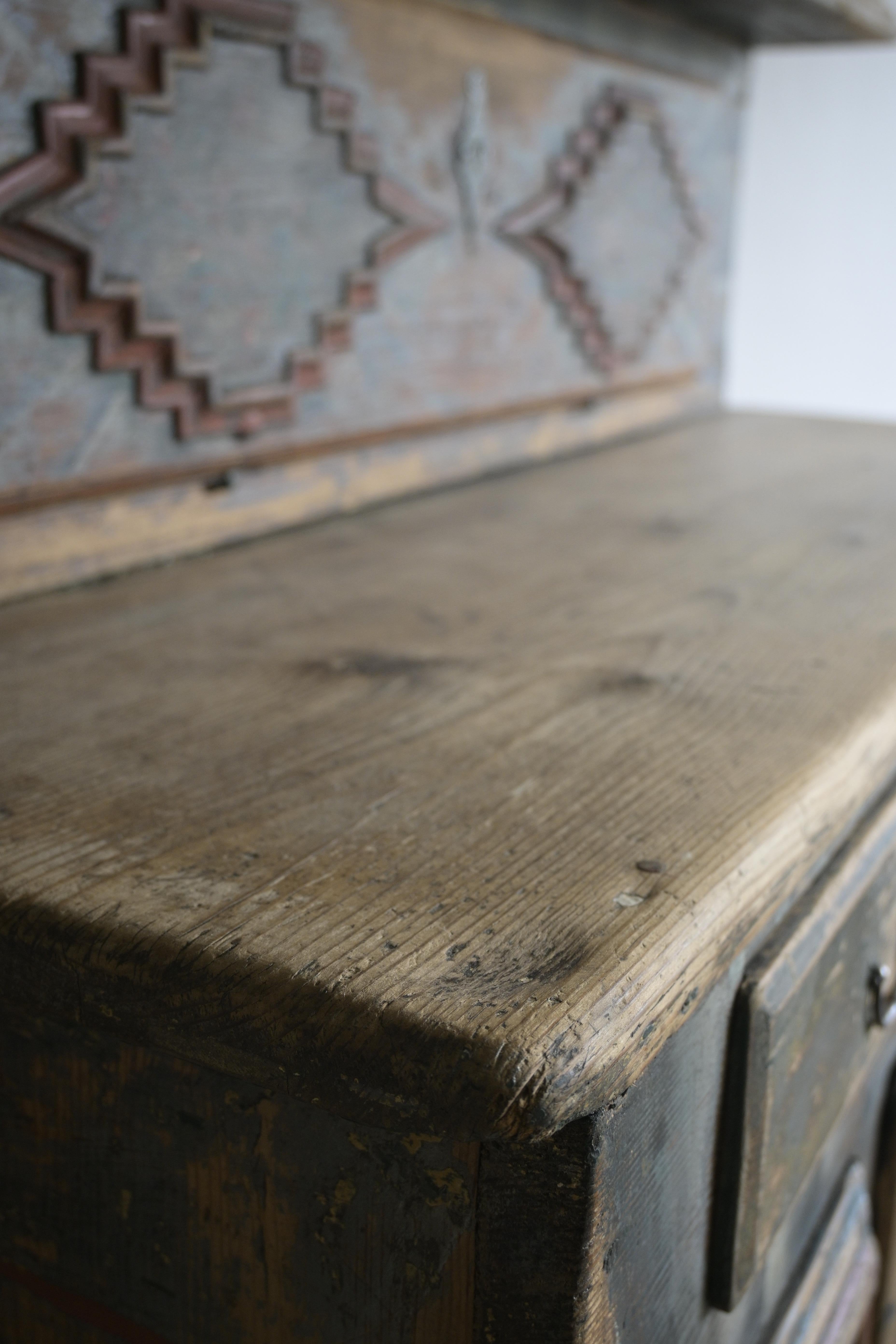 Außergewöhnlicher norwegischer Schrank aus Gulbrandsdalen um 1730 (Mitte des 18. Jahrhunderts) im Angebot