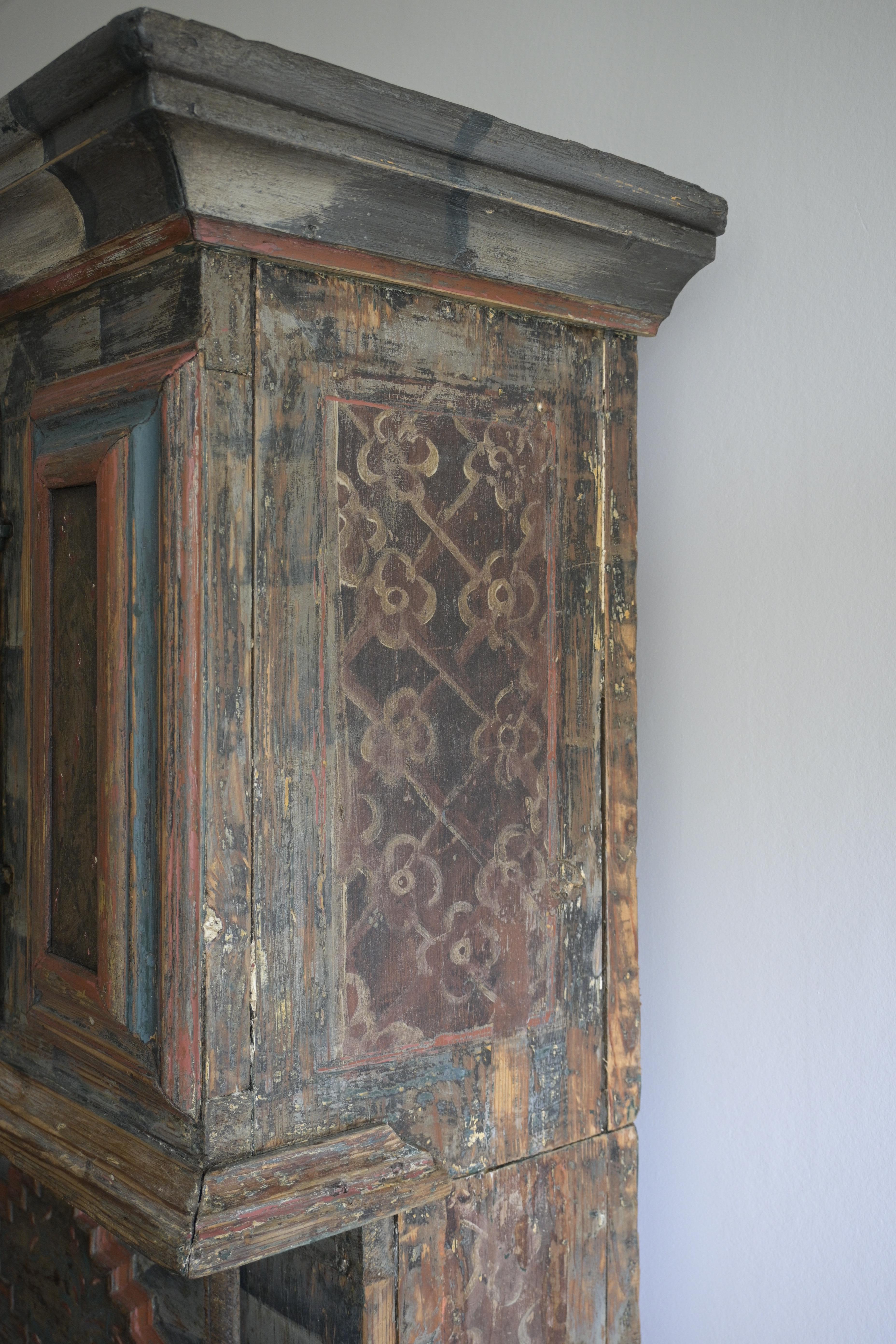 Außergewöhnlicher norwegischer Schrank aus Gulbrandsdalen um 1730 im Angebot 1