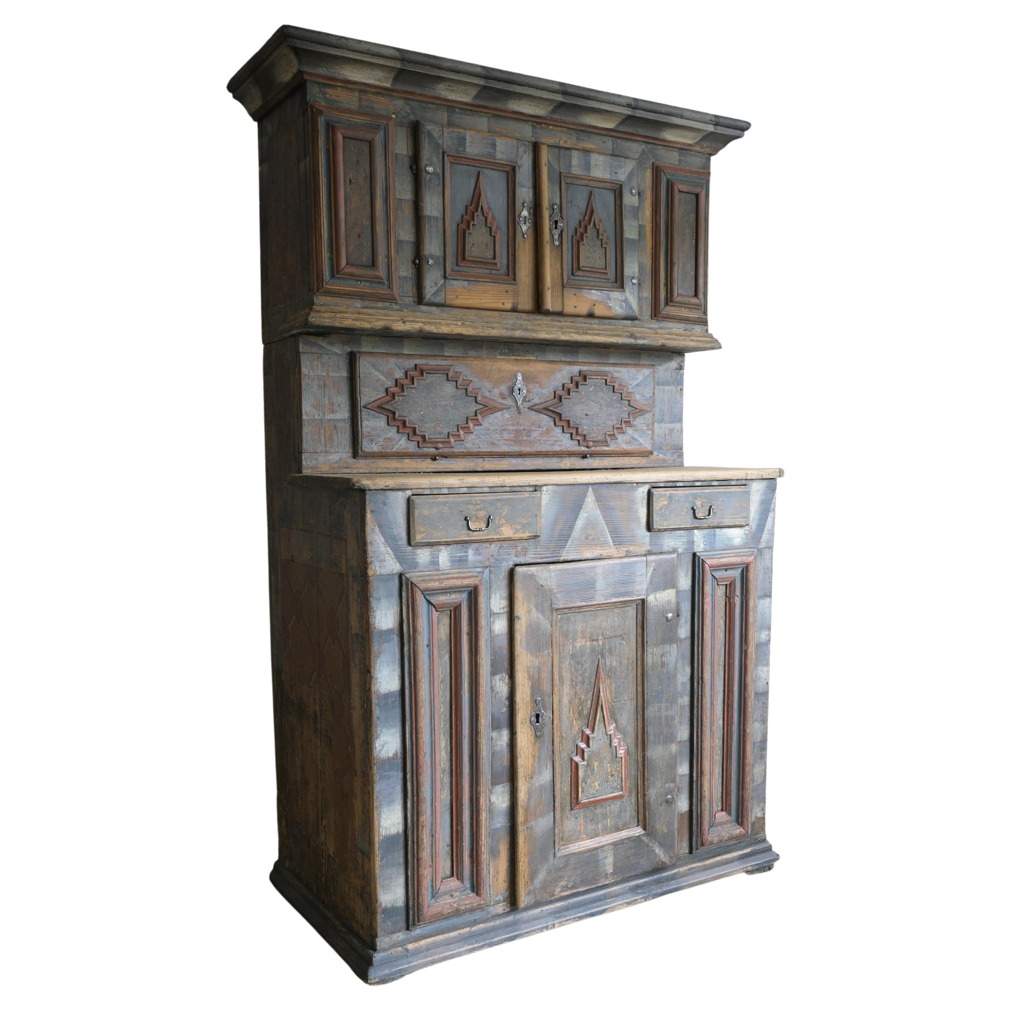 Außergewöhnlicher norwegischer Schrank aus Gulbrandsdalen um 1730 im Angebot