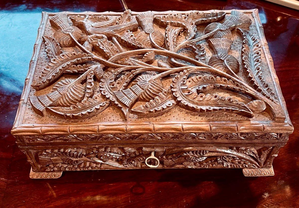 Exceptional old box in heavy and precious wood the Huanghuali.
Carved and openwork, its essence of wood comes from the north of Vietnam, it presents a richness in the lush and volatile decorations or vegetation are put in high relief on all sides