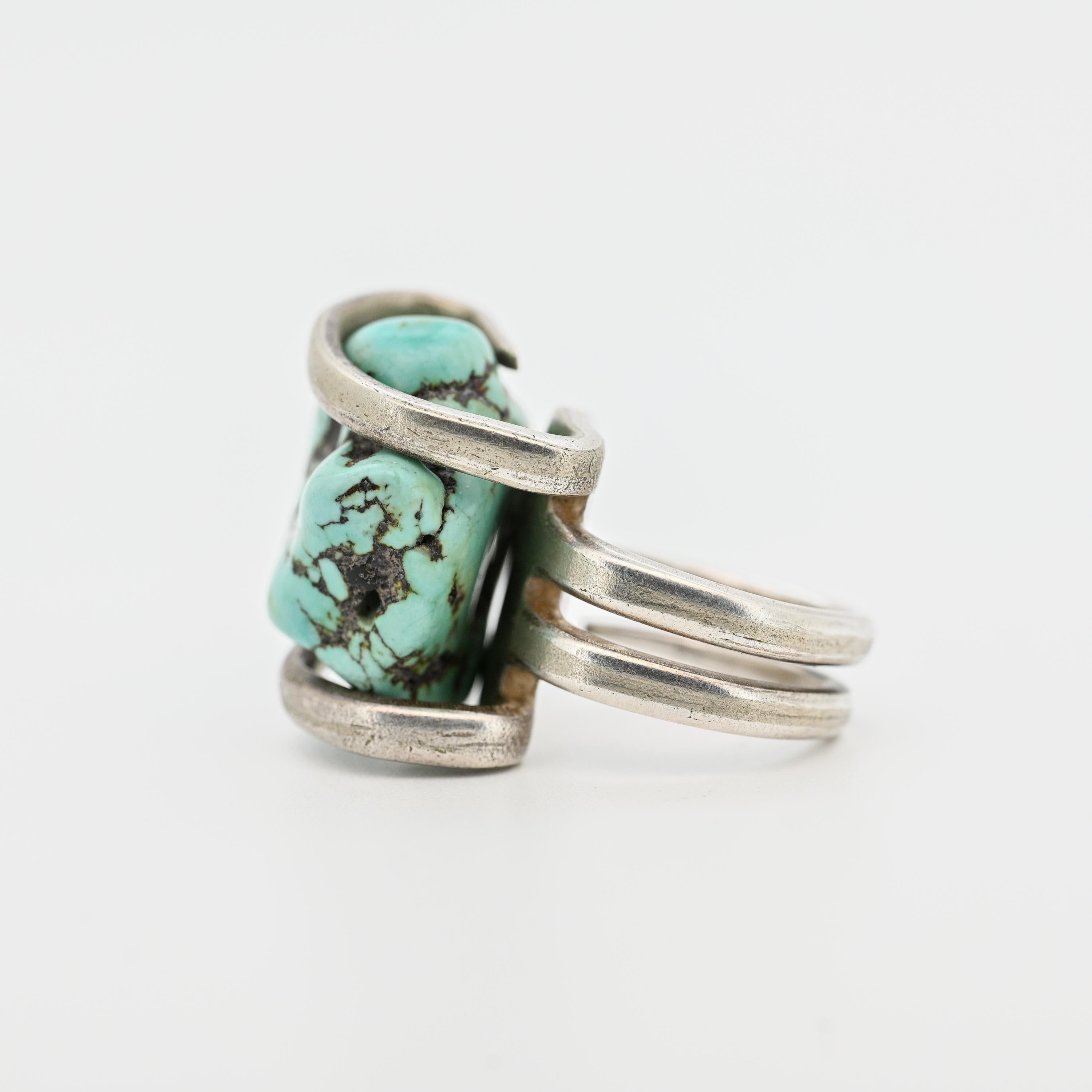 Artigiano Eccezionale anello con pepita di turchese del Nevada di vecchia data con incastonatura in argento fatta a mano in vendita