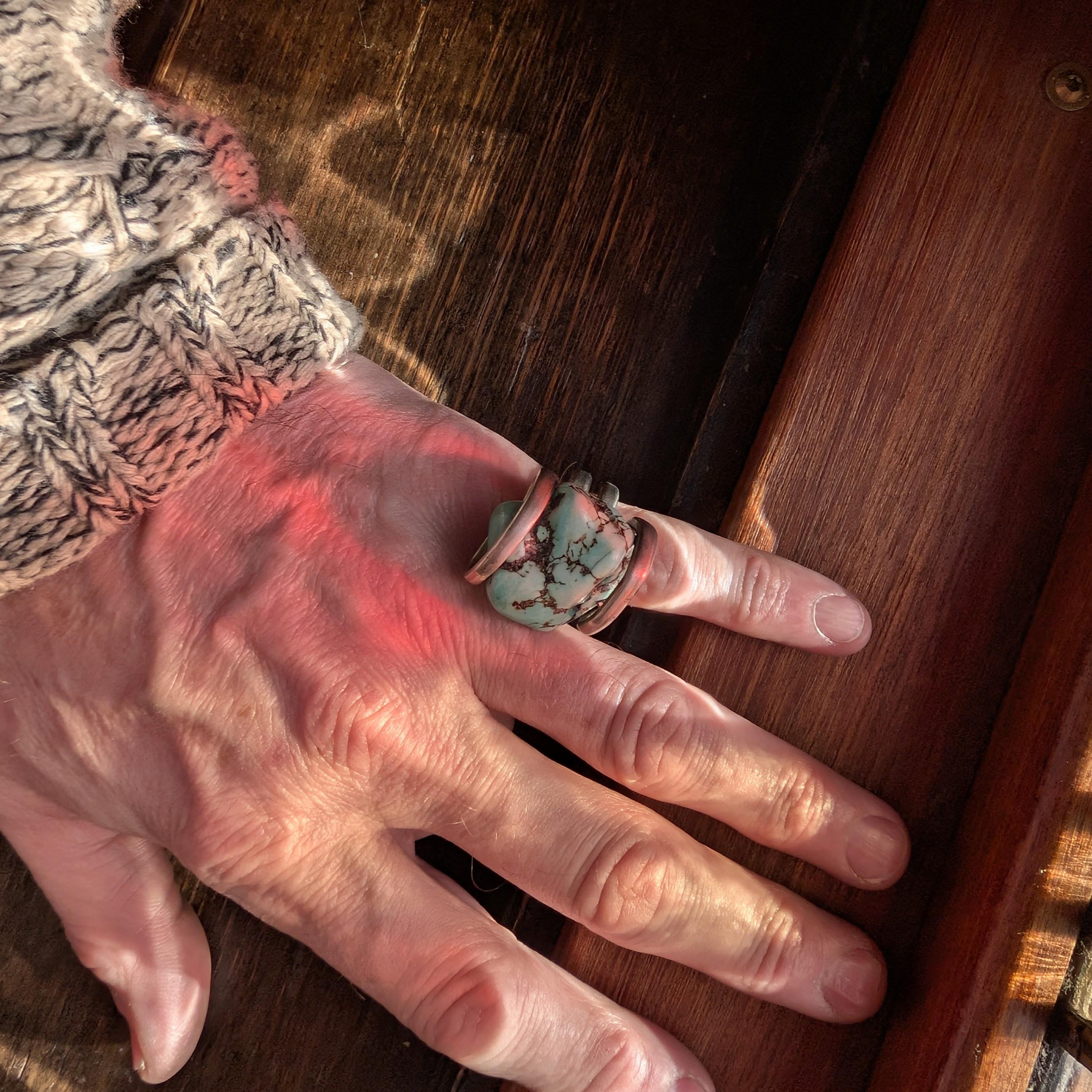 Eccezionale anello con pepita di turchese del Nevada di vecchia data con incastonatura in argento fatta a mano in vendita 2