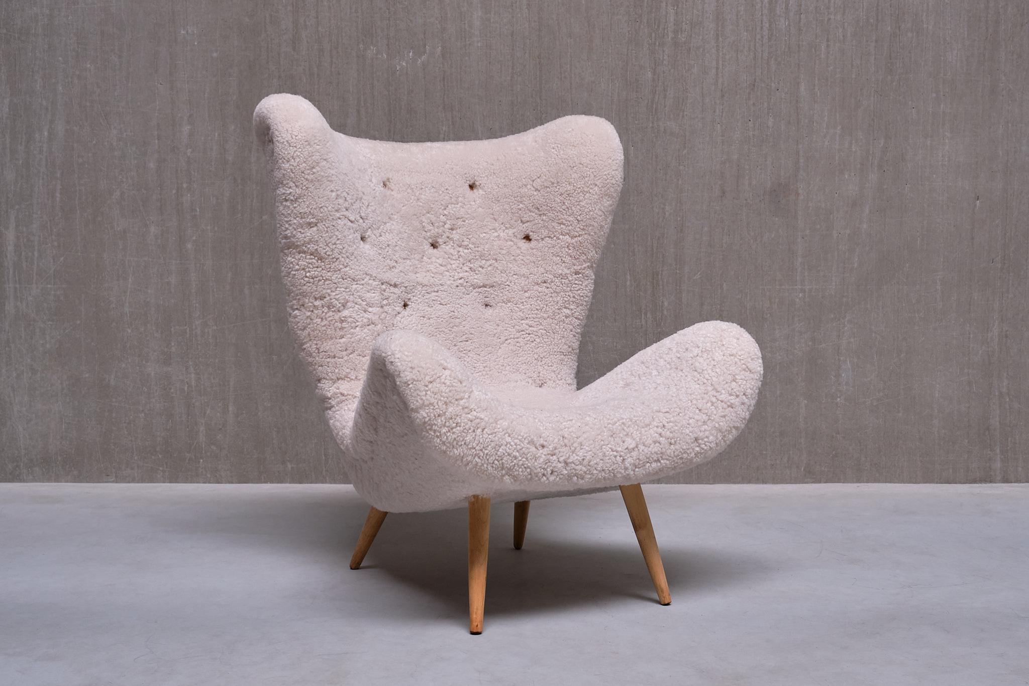This very rare lounge chair was designed and produced in Sweden in the late 1940s. 

The organic, curved lines of this easy chair give it a sculptural and striking appearance. Its well-thought-out construction and proportions ensure great seating