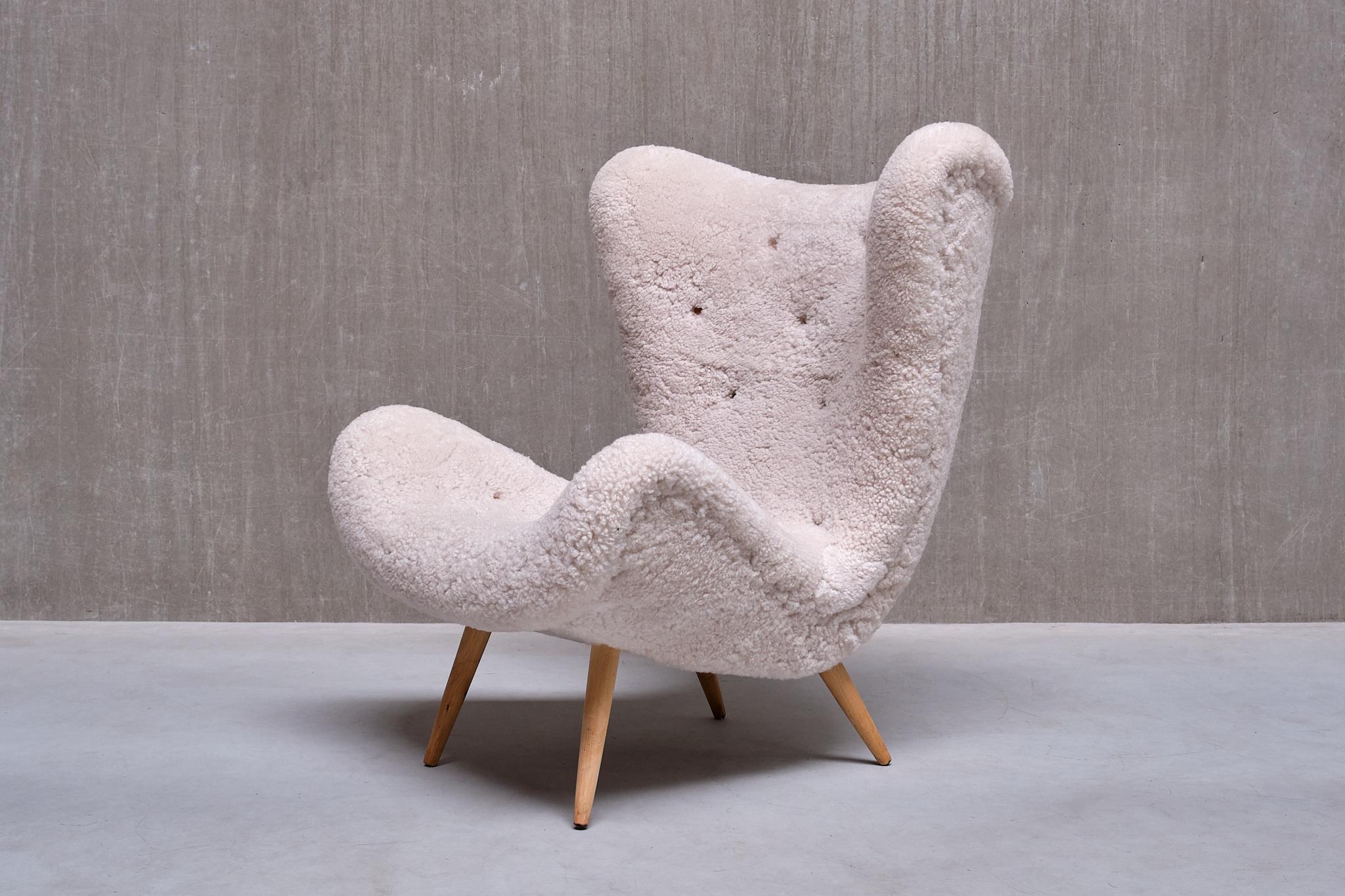 Exceptional Organic Swedish Modern Easy Chair in Sheepskin and Beech, Late 1940s In Good Condition For Sale In The Hague, NL