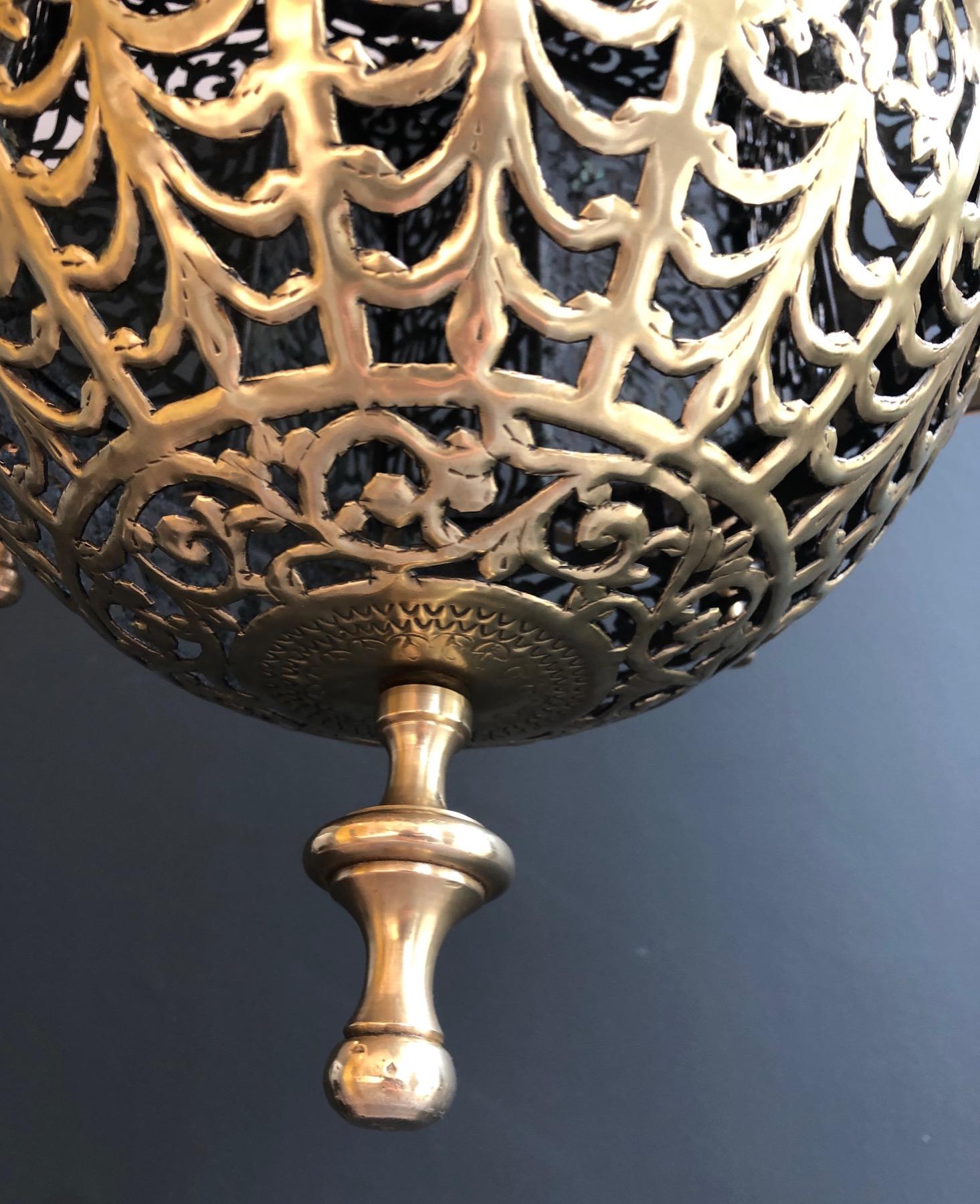 Exceptionnelle lanterne orientale en laiton en vente 2