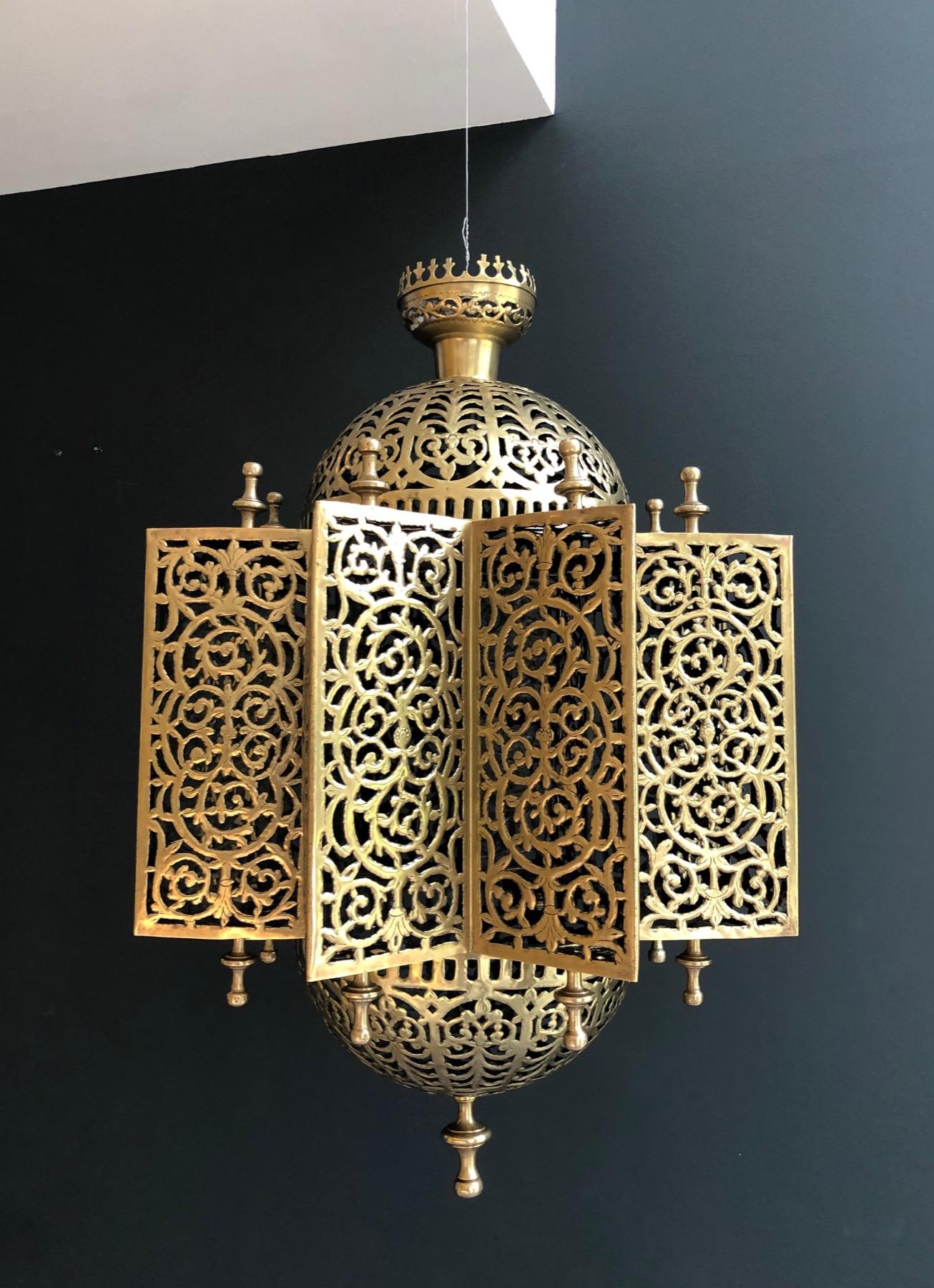 Exceptionnelle lanterne orientale en laiton en vente 3