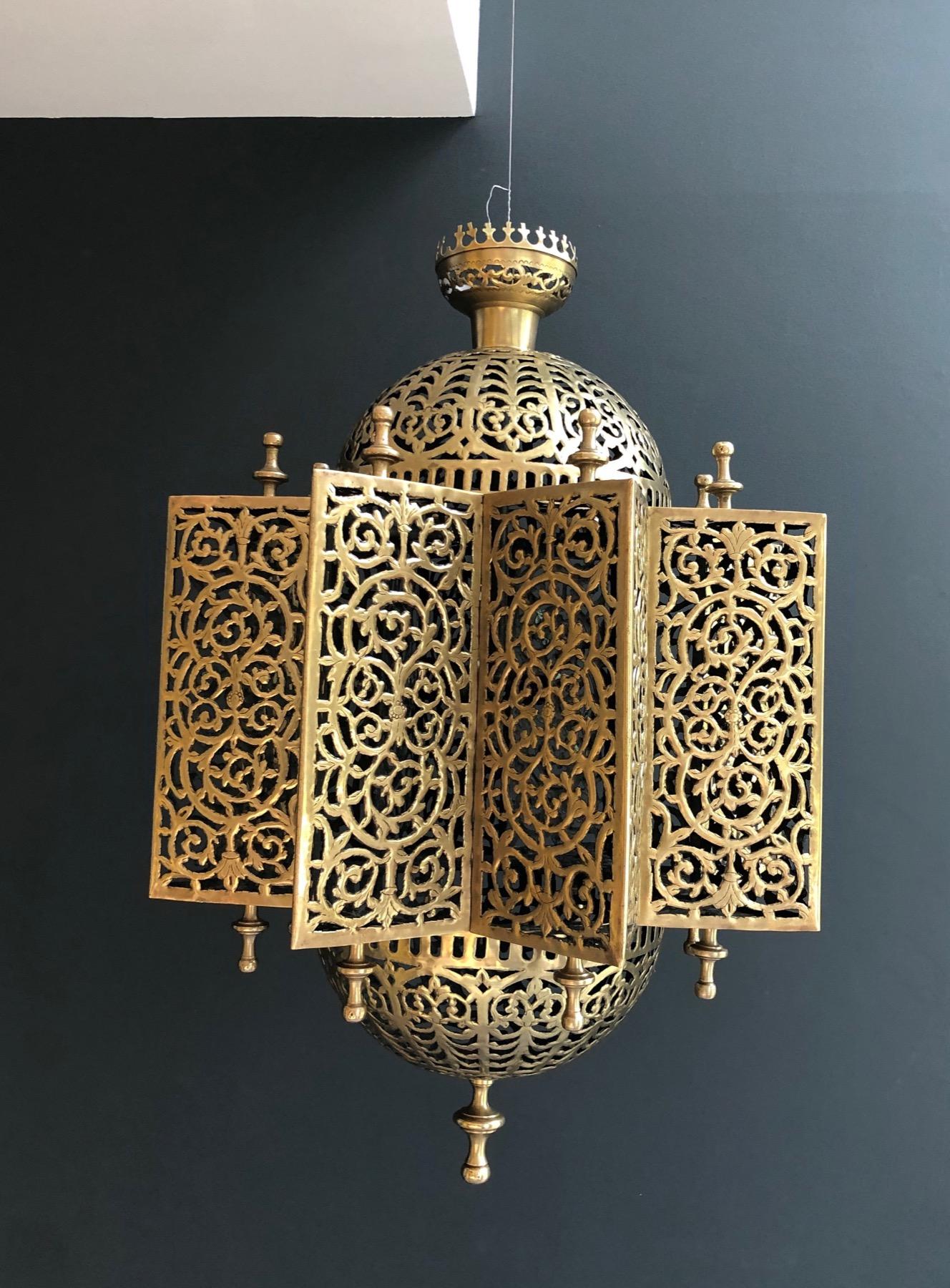 Cette exceptionnelle et rare lanterne orientale est entièrement réalisée en laiton. Il s'agit d'un très beau travail oriental, d'une grande finesse. Fin du 19ème siècle