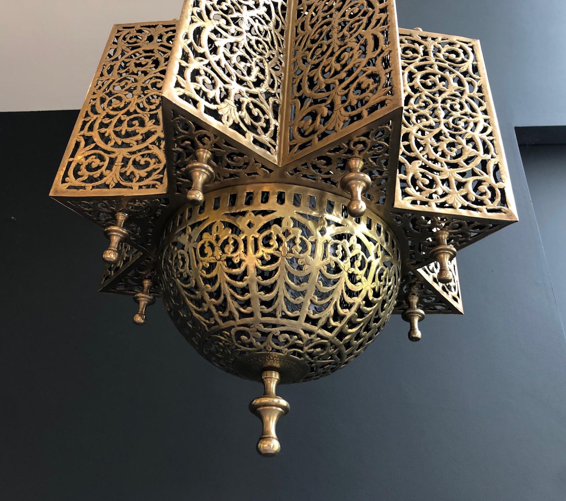 Laiton Exceptionnelle lanterne orientale en laiton en vente