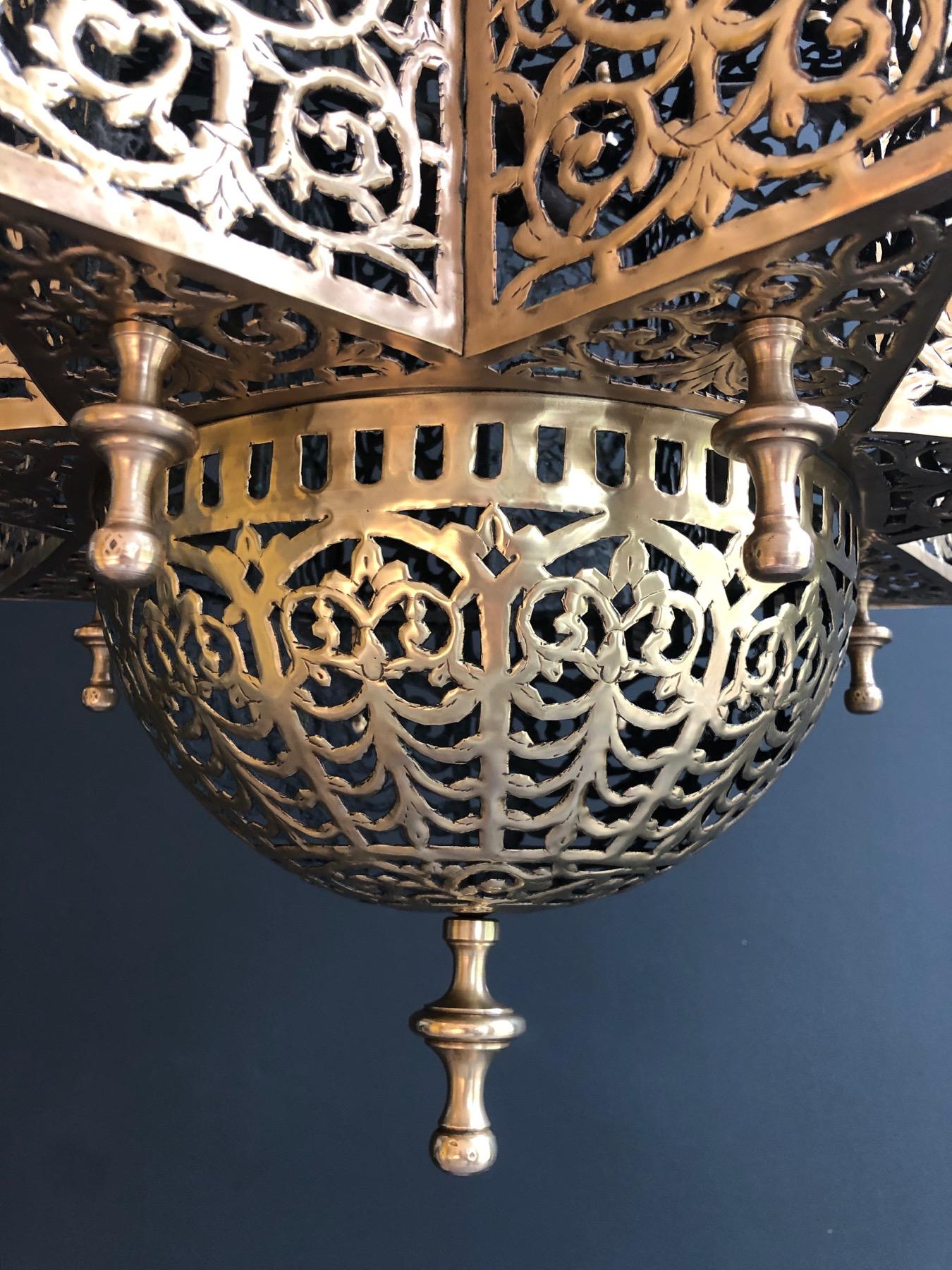 Exceptionnelle lanterne orientale en laiton en vente 1