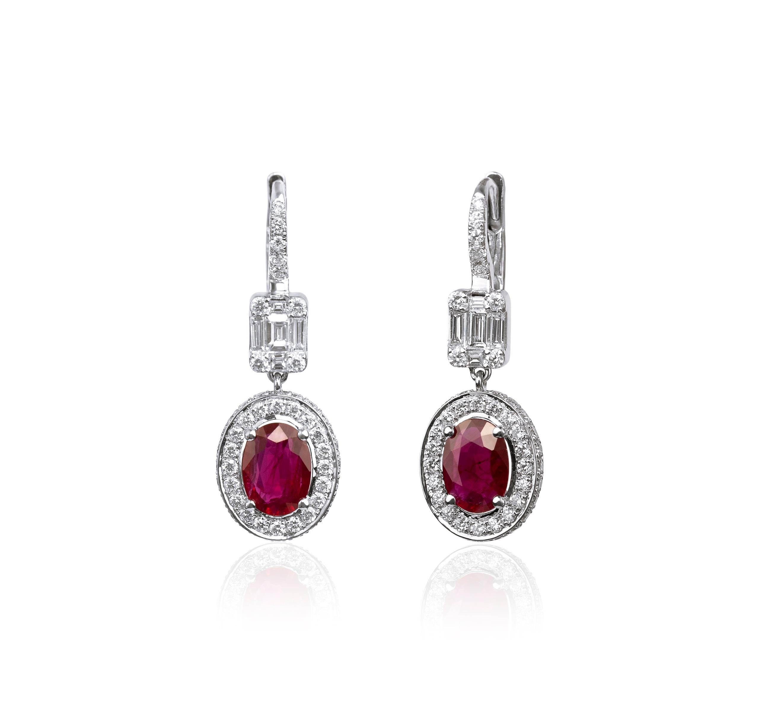 Art déco Exceptionnelles boucles d'oreilles pendantes rubis naturel ovale, diamant halo en or 18k. en vente