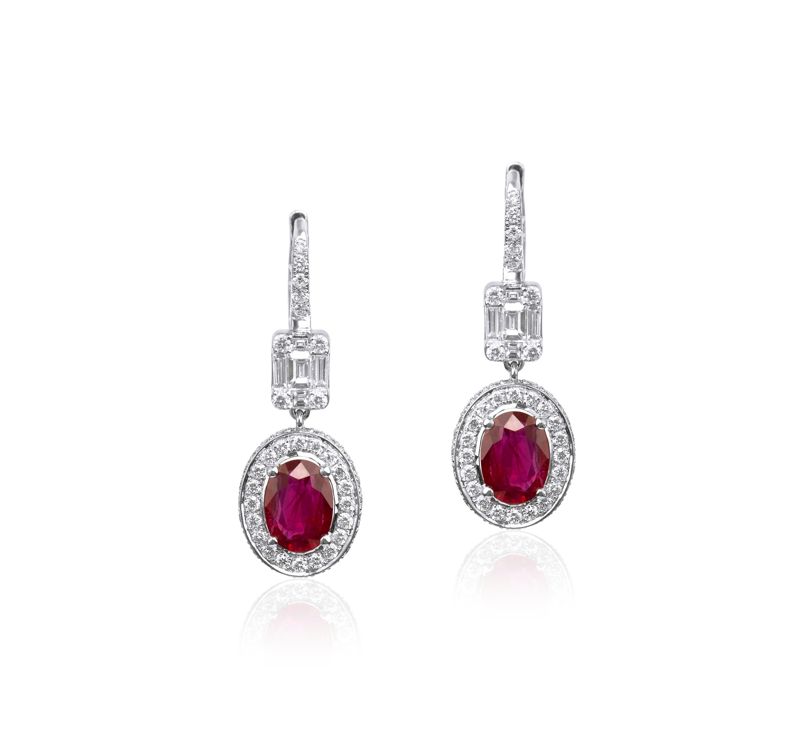 Taille ovale Exceptionnelles boucles d'oreilles pendantes rubis naturel ovale, diamant halo en or 18k. en vente