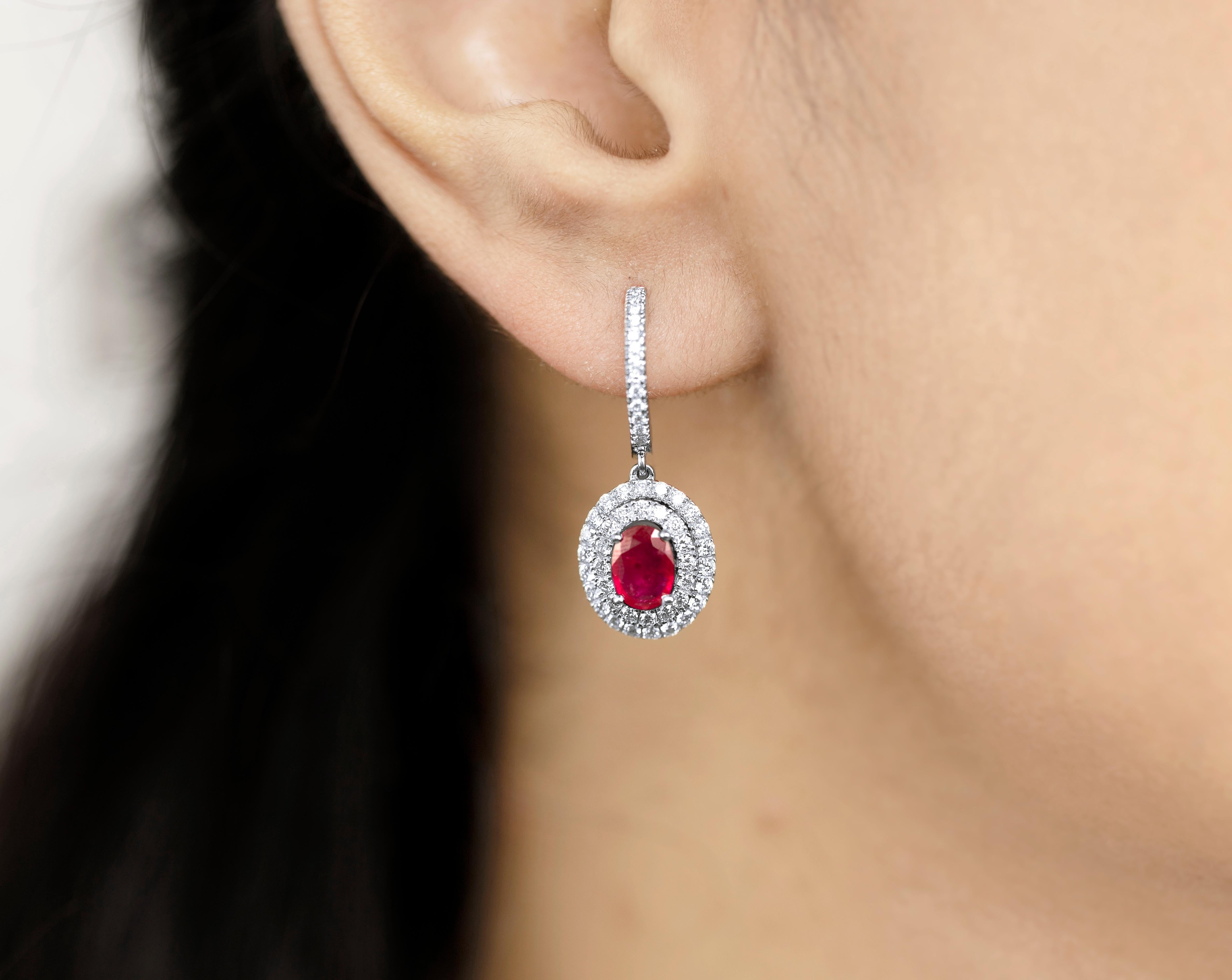 Taille ovale Exceptionnelles boucles d'oreilles pendantes rubis naturel ovale, diamant halo en or 18k. en vente
