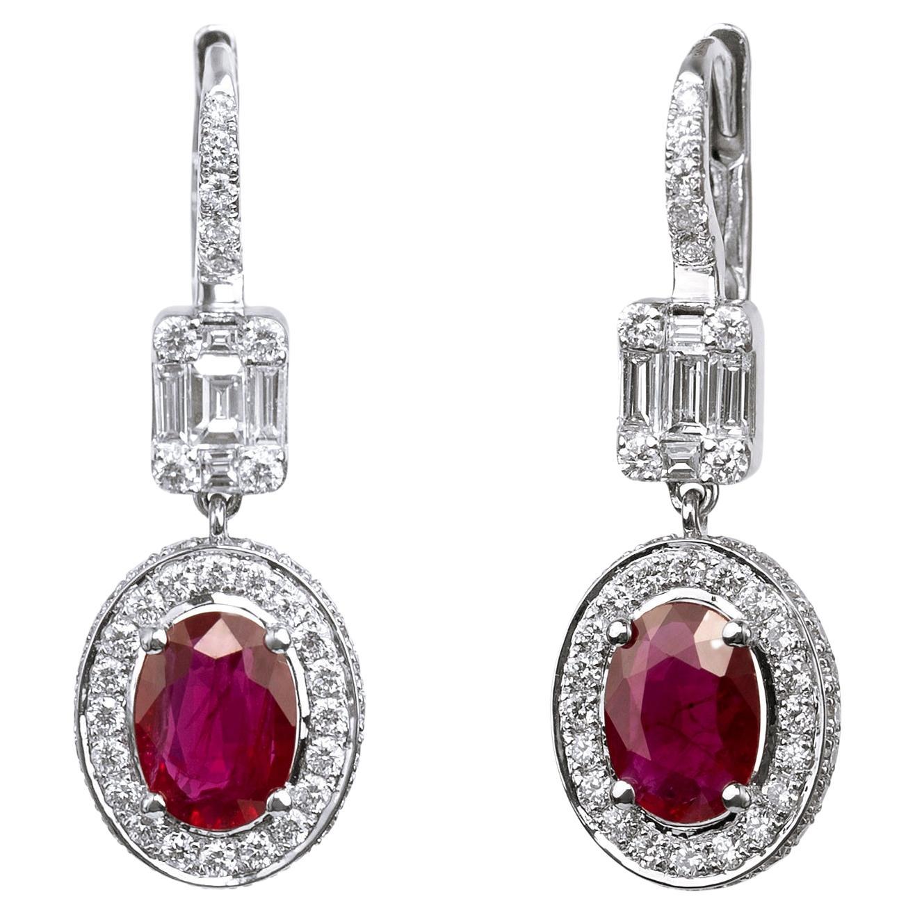 Exceptionnelles boucles d'oreilles pendantes rubis naturel ovale, diamant halo en or 18k.