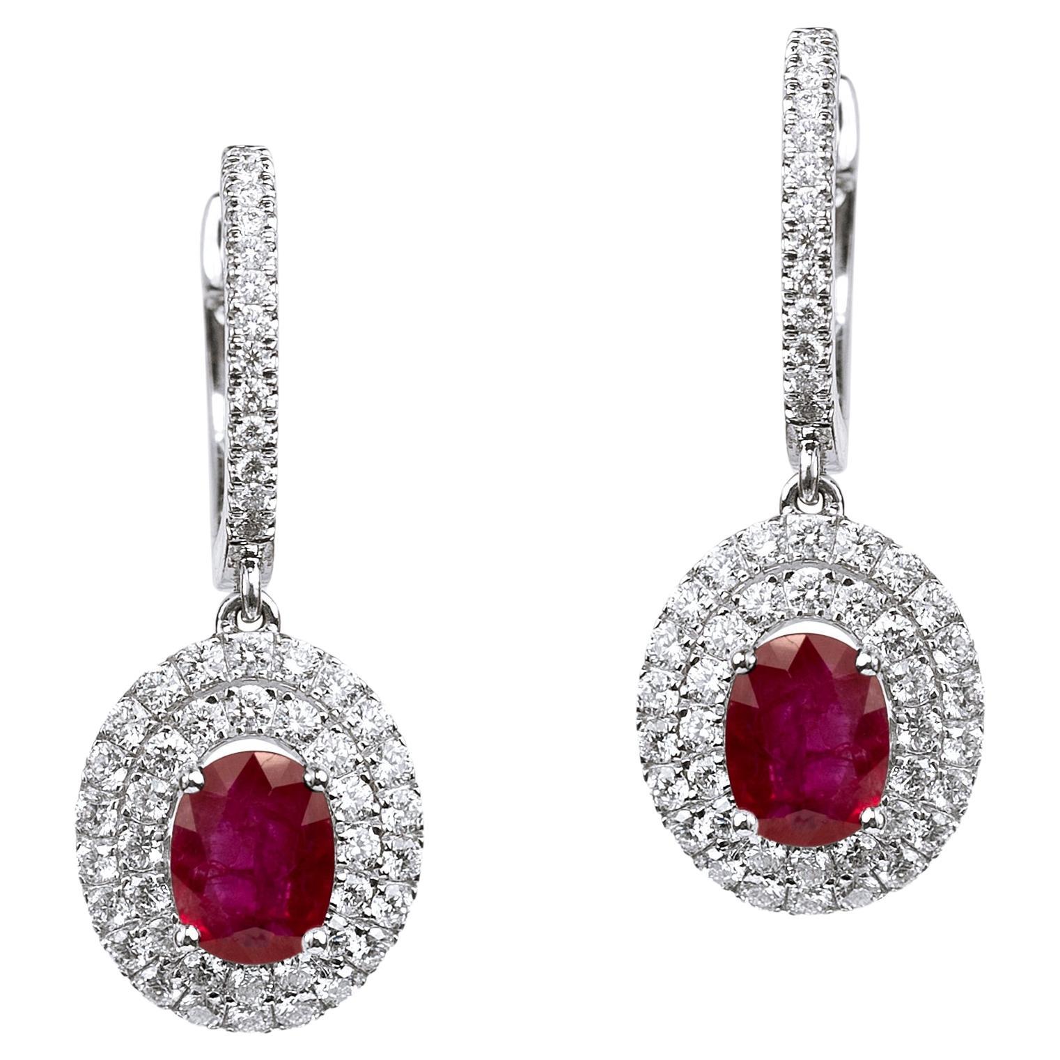 Exceptionnelles boucles d'oreilles pendantes rubis naturel ovale, diamant halo en or 18k.