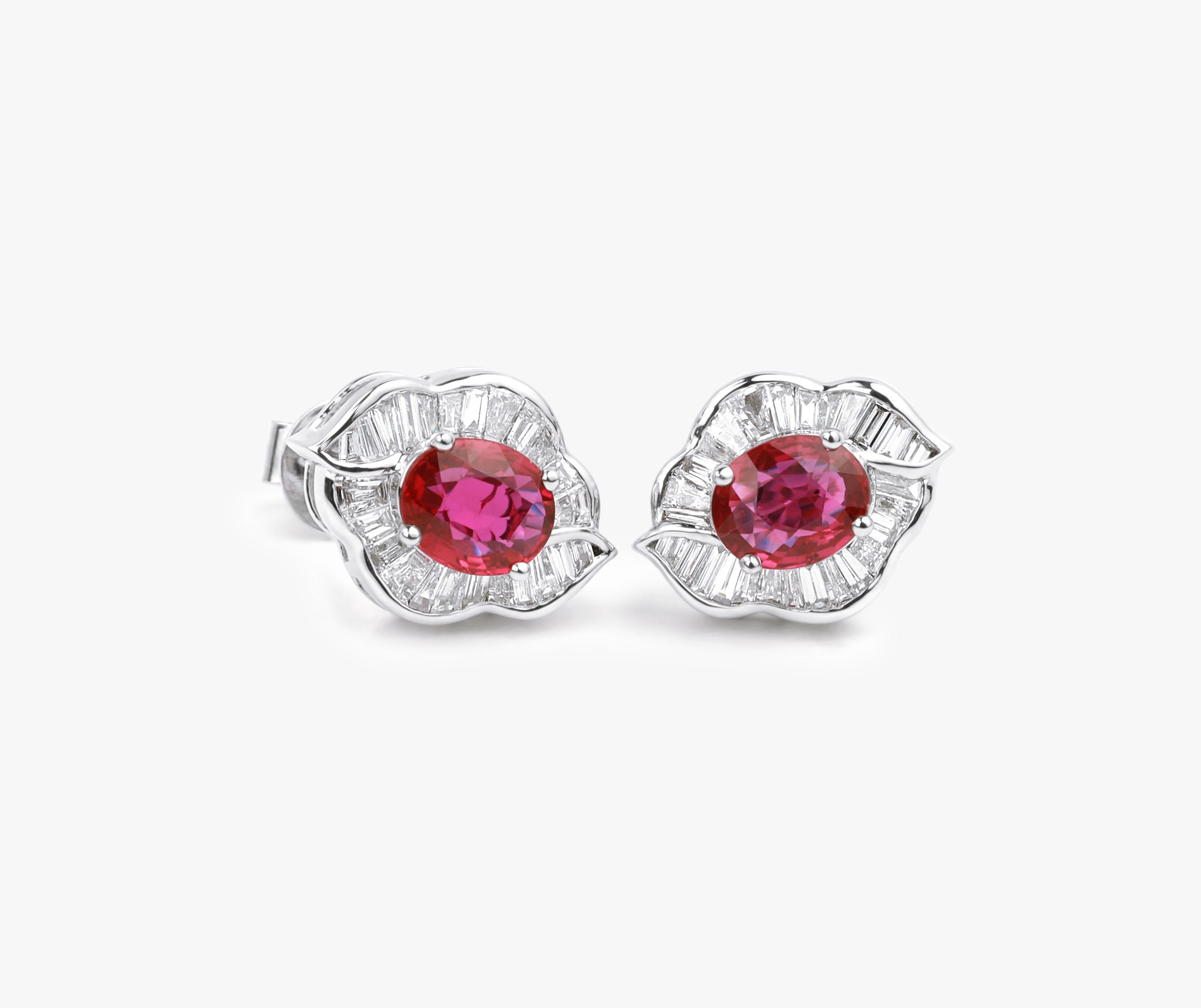 Art déco Exceptionnelles clous d'oreilles ovales en diamant rubis naturel et halo de diamants en or 18 carats en vente